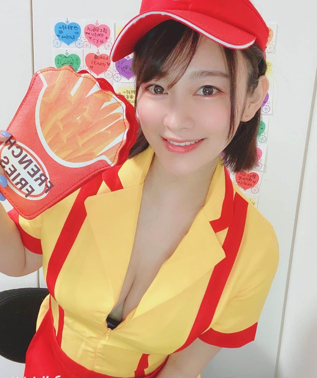 西野翔のインスタグラム：「ポコチャでコスプレ配信したよん☺️❤️ ひっさびさミニスカートで何か申し訳ない気さえするよね🤣  全身見たい方はTwitterからfansへカモン✌️❤️  #自撮りおばさん #自撮りおばさんのタグほんまやめろと言われる #止まらない巨乳化 #自粛で増えた体重○キロ #コスプレ#shownishino #西野翔 #instagood #japanesegirl  #バーガーショップ  #cosplay #pococha #ポコチャ」