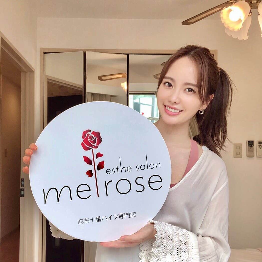 のインスタグラム：「ジムのご近所にエステサロンが出来たと知って ジム終わりに早速行ってみました☺️ 麻布十番の　メルローズ　 @melrose15  ハイフ専門店です🍒  ハイフ専門店という名だけあって 3Dハイフやハイパーナイフもありましたが 私は一度も経験したことのないスリムムーブを体験してみた❣️ スリムムーブはハイパーナイフに吸引がついた機械で、 聞いただけでもう痩せそう、、❣️  施術中は基本的に気持ちいいんだけど リンパが滞ってる箇所はどうしても痛かったです🥶 ただ、ずっと流してもらってるうちに痛みが緩和されるので、あー流れてるー！って実感ができて嬉しい気持ちになります🥰笑  前後で比較写真を撮って頂いて 効果の実感をより感じられました💕  変化を感じられたのでまた再来週いってみます✨  #メルローズ麻布十番店 #melrose #麻布十番エステ #麻布十番ハイパーナイフ #3Dハイフ #pr #コラボベース#エステ」