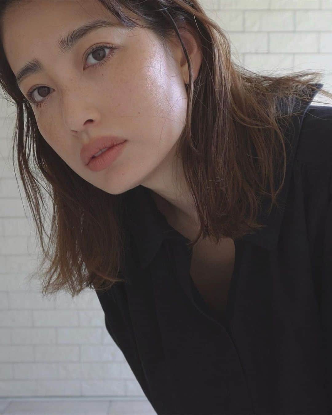 JUNNAのインスタグラム：「ヘルシースキンのメイクが好き。 その為には日頃のスキンケアが大切。  ドライ&ウェットのダウンスタイルもしやすい 長さになったな〜🍊」