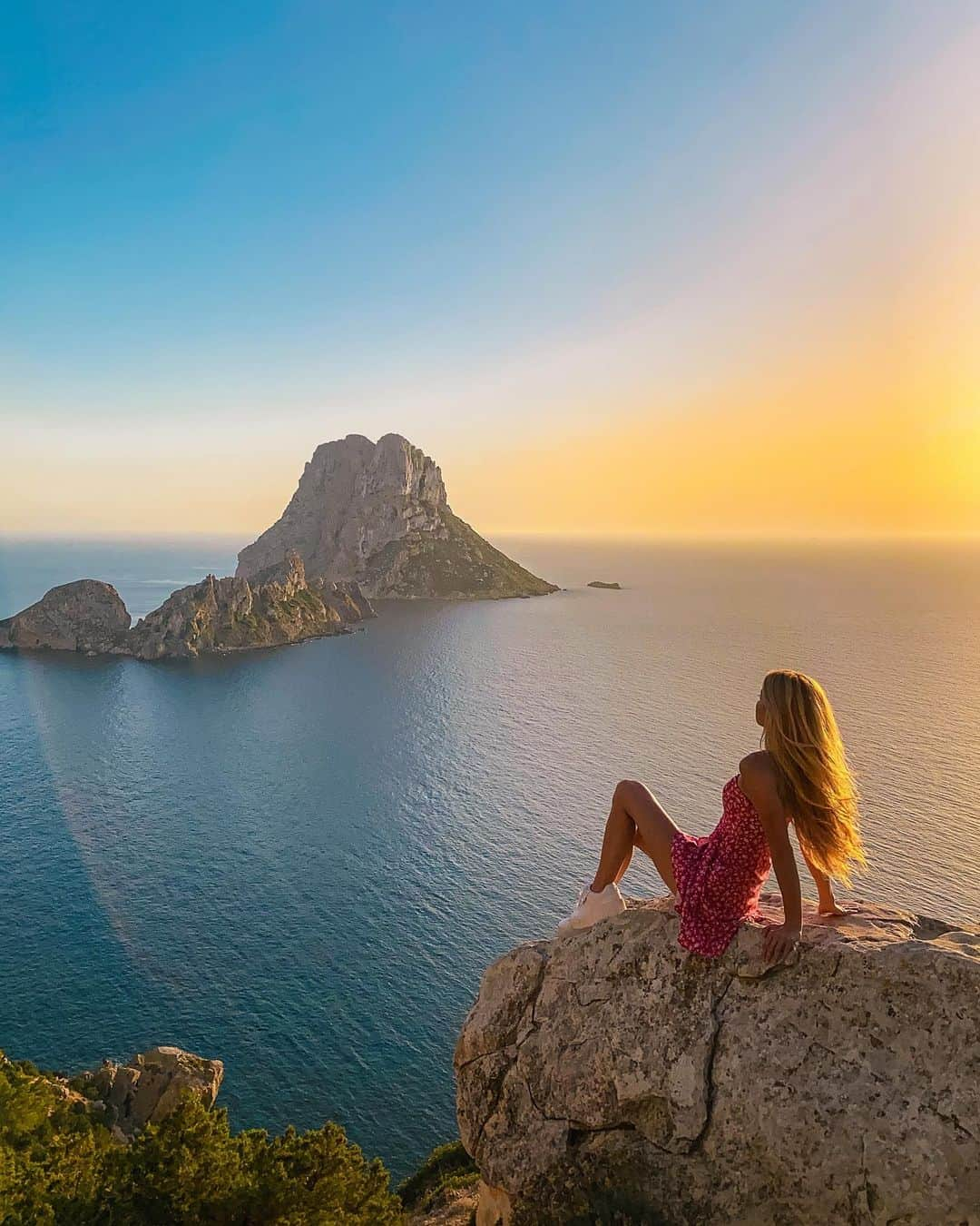 パメラ・ライフさんのインスタグラム写真 - (パメラ・ライフInstagram)「the beauty of nature 🌊 I’ve been to Ibiza so many times, but I never saw Es Vedra .. definitely missed out on something 😅 such an impressive place.. you can see a boat on the second picture - as a size reference 😳🛥 unbelievable how beautiful nature is!!」7月12日 19時58分 - pamela_rf