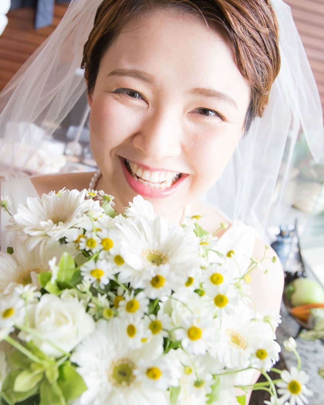 楽婚【公式】Instagramさんのインスタグラム写真 - (楽婚【公式】InstagramInstagram)「♥楽婚の先輩カップル﻿ Akihiro & Narumi & Hiyori﻿ ﻿ ご家族3人で迎えた結婚式は﻿ とっても思い出深いものですよね♩﻿ ﻿ 楽婚で挙げている結婚式の﻿ 4割が実はパパママ婚、﻿ またはマタニティ婚なんです！﻿ ﻿ お二人とお子様に配慮し、﻿ 子供も楽しめる貸しきり会場や﻿ 安全なバリアフリー会場も﻿ たくさんご用意しております♡﻿ ﻿ 会場：#ザレギャントーキョー﻿ ﻿ ﻿ @rakukon をフォローして﻿ 『#楽婚』『#楽婚花嫁』をつけて、﻿ お写真の投稿大歓迎♡﻿ 公式IGでリグラムされるかも！？﻿ ﻿ Webでご予約はTOPのURLより♡﻿ ⇒@rakukon﻿ .﻿ #楽婚 #rakukon #ベストブライダル﻿ #wedding #ウェディング﻿ #フォトウェディング﻿ #プレ花嫁 #卒花﻿ #日本中のプレ花嫁さんと繋がりたい﻿ #プラコレ #marryxoxo﻿ #ウエディングニュース﻿ #花嫁 #卒花嫁 #プレ花嫁﻿ #2020秋婚　#2020冬婚﻿ #2021春婚 #2021夏婚﻿ #結婚式準備 #weddingdress﻿ #家族婚﻿ #パパママ婚﻿ #家族写真﻿ #バックスタイル﻿ #レストランウェディング﻿ #子供と結婚式」7月12日 19時53分 - rakukon