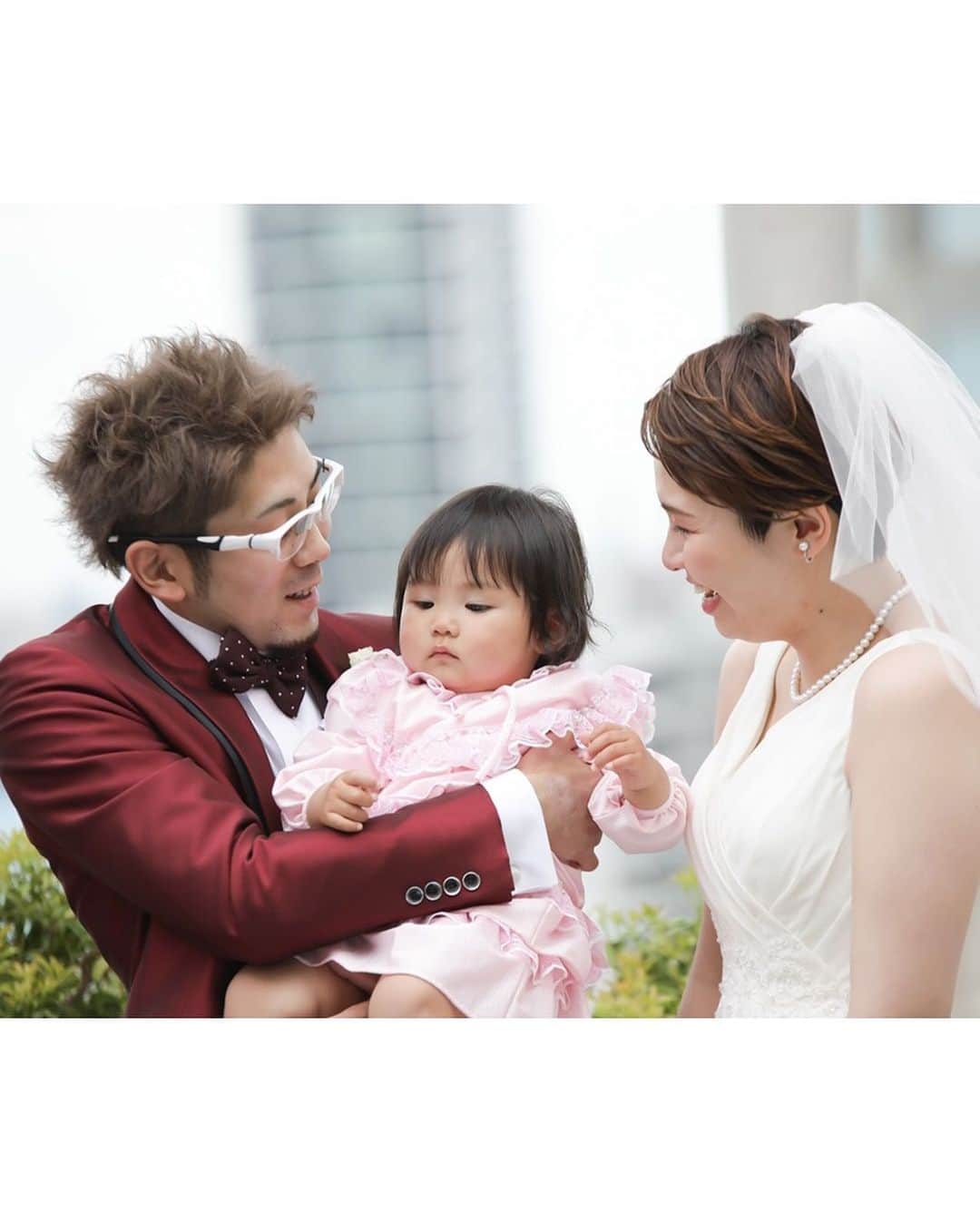 楽婚【公式】Instagramさんのインスタグラム写真 - (楽婚【公式】InstagramInstagram)「♥楽婚の先輩カップル﻿ Akihiro & Narumi & Hiyori﻿ ﻿ ご家族3人で迎えた結婚式は﻿ とっても思い出深いものですよね♩﻿ ﻿ 楽婚で挙げている結婚式の﻿ 4割が実はパパママ婚、﻿ またはマタニティ婚なんです！﻿ ﻿ お二人とお子様に配慮し、﻿ 子供も楽しめる貸しきり会場や﻿ 安全なバリアフリー会場も﻿ たくさんご用意しております♡﻿ ﻿ 会場：#ザレギャントーキョー﻿ ﻿ ﻿ @rakukon をフォローして﻿ 『#楽婚』『#楽婚花嫁』をつけて、﻿ お写真の投稿大歓迎♡﻿ 公式IGでリグラムされるかも！？﻿ ﻿ Webでご予約はTOPのURLより♡﻿ ⇒@rakukon﻿ .﻿ #楽婚 #rakukon #ベストブライダル﻿ #wedding #ウェディング﻿ #フォトウェディング﻿ #プレ花嫁 #卒花﻿ #日本中のプレ花嫁さんと繋がりたい﻿ #プラコレ #marryxoxo﻿ #ウエディングニュース﻿ #花嫁 #卒花嫁 #プレ花嫁﻿ #2020秋婚　#2020冬婚﻿ #2021春婚 #2021夏婚﻿ #結婚式準備 #weddingdress﻿ #家族婚﻿ #パパママ婚﻿ #家族写真﻿ #バックスタイル﻿ #レストランウェディング﻿ #子供と結婚式」7月12日 19時53分 - rakukon