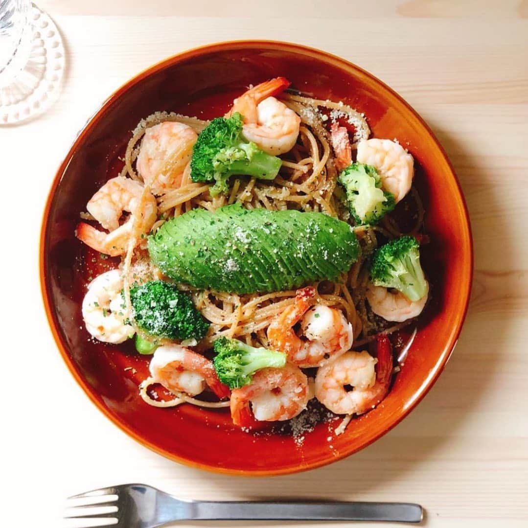 のインスタグラム：「.﻿ 【FOOD🍴】﻿ ﻿ エビとアボカドの低脂質パスタ🦐🥑﻿ ﻿ ===========================﻿ ﻿ ごく少量のオリーブオイルで﻿ ニンニク、鷹の爪を炒め﻿ そこにエビを投入﻿ ﻿ 塩胡椒で味付けし﻿ パスタの茹で汁を入れて﻿ ソースを作りパスタと和えるだけ！﻿ ﻿ 薄切りにしたアボカドを乗せれば完成﻿ ※薄切りの方がパスタとよく絡まります﻿ ﻿ ﻿ ﻿ 海老は脂質はほとんど無く、ボディメイク、 美容にいいアミノ酸等が豊富に含まれています☝️ ﻿ アボカドに含まれる脂質は流行りのmctオイル﻿ それ自体も脂肪になりにくく、 脂肪の燃焼を促してくれる油とのことです！ ﻿ Photo by @beauty_kitchen_fukui  ﻿  ===========================﻿ ﻿ ﻿ #b_and_mag﻿」