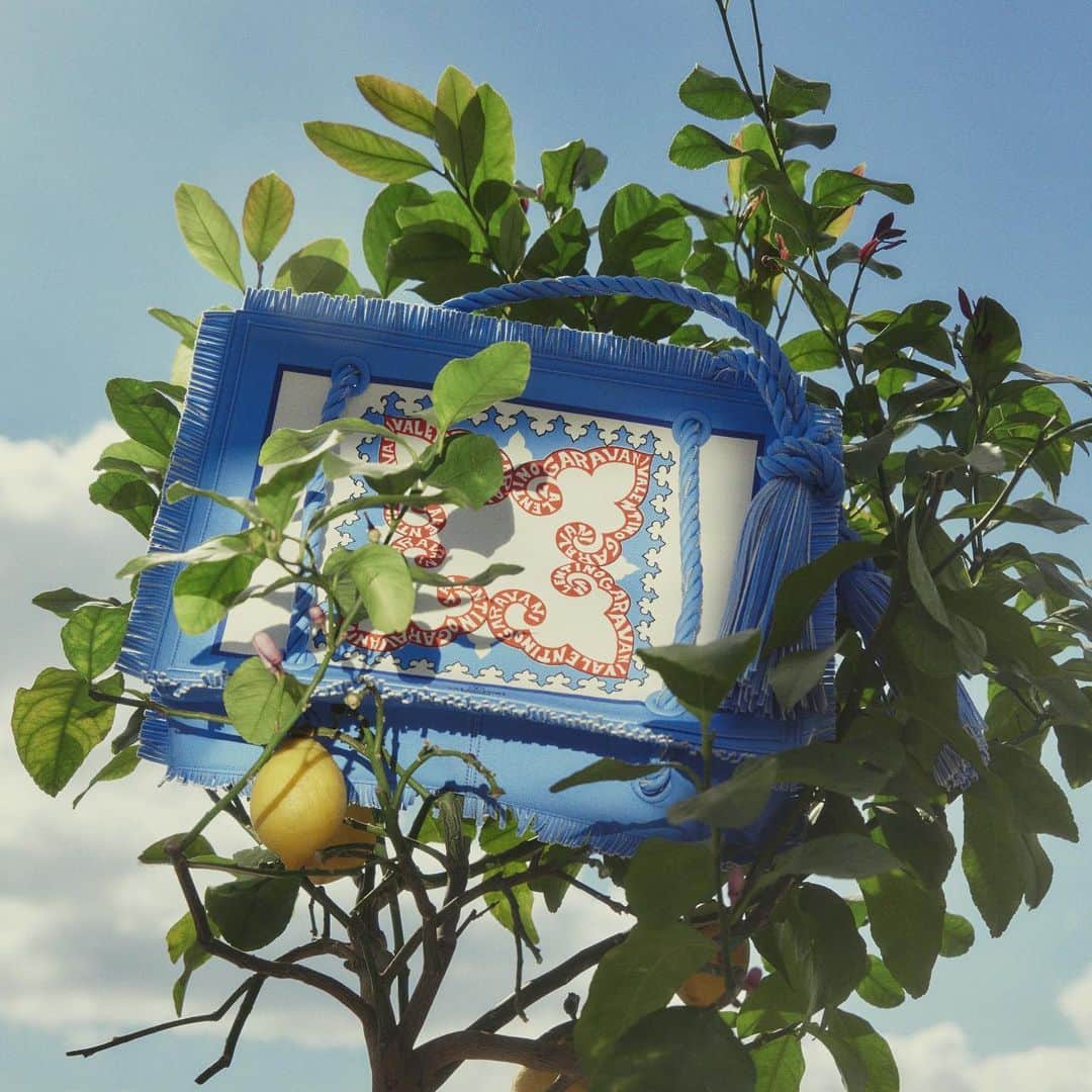 のインスタグラム：「The spirit of travel, whether physical or in one’s mind. For #ValentinoEscape, @pppiccioli envisions a journey to an imagined elsewhere, translated onto a selection of printed clothing and Valentino Garavani accessories. Available now on @mytheresa.com, on Valentino.com and in selected Valentino boutiques in Capri, Porto Cervo, Forte dei Marmi, Puerto Banus, Dubai, Saint Tropez, Cannes, Honolulu, Mykonos, Miami, Busan, Sydney, Tokyo Shanghai, São Paulo and Singapore. #ValentinoxMytheresa」