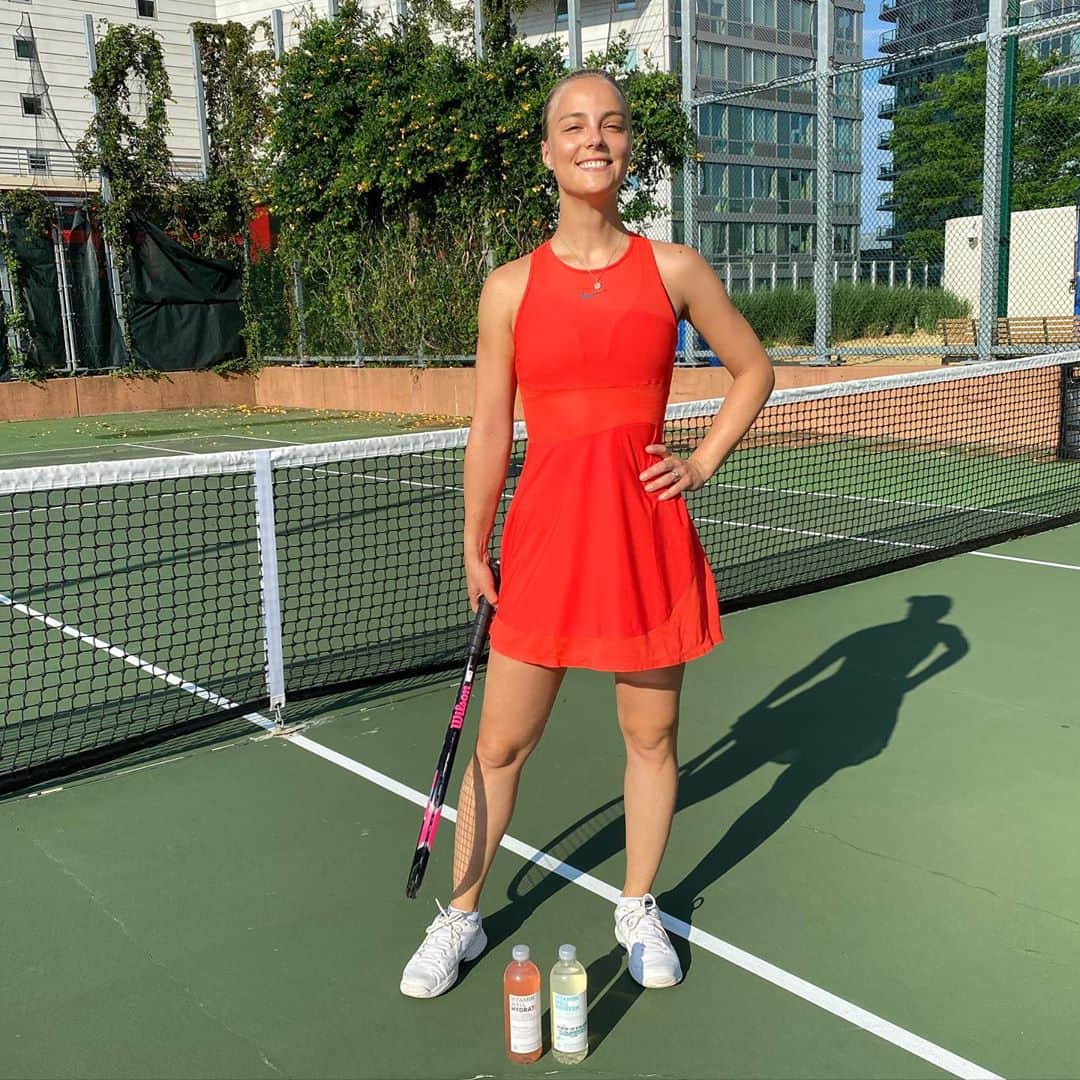 キーラ・コルピのインスタグラム：「Happy Sunday!!🎾 I’m so glad our tennis courts are finally open after being closed for 4 months ❤️  Playing in my favorite dress and with my favorite @vitaminwellsuomi drinks 🙌🏼  #vitaminwell #vitaminwellrefresh  #vitaminwellhydrate」