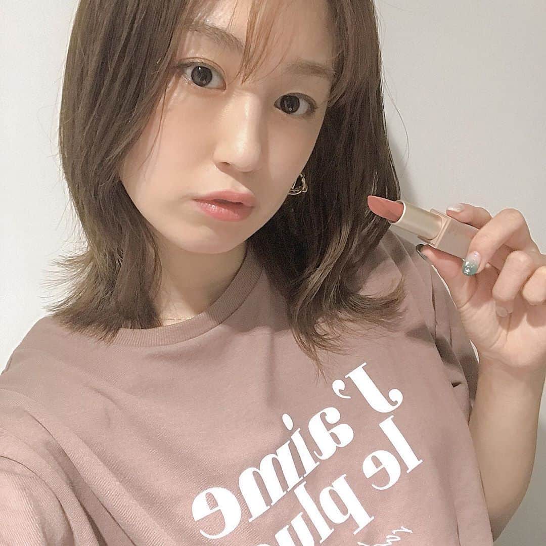 のインスタグラム：「. 韓国コスメ　@hince_official  . 遂に日本版web shopができて🥰 リップとチークと 艶出しハイライト購入👍✨ そもそもは、 シャネルのラメ入りハイライト (#ボームエサンシエルスカルプティング) が欲しくて探したけど店舗では完売😭 それっぽいの検索してたら、 #hince に辿り着いたの！！ それで、 最近公式webで日本でも買えるようになったから即購入！ (艶出しハイライト・チークはまたレビューします！) . hince見てて気になってた リップも買ったけど、 色がとにかく絶妙で、 マット過ぎずツヤもほどほど。 私が買ったのは一応シアータイプなんだけど、、、 ぷるっと感よりは、 自然な発色で馴染みいい感じかな！ なんせマスクしてても マスクに付かない！！←これ最高 それだけ落ちないようになってるから、もちろん唇に負担はあるだろうし、荒れやすい人はリップクリーム塗ってからの方がいいかな👍✨ . おススメ度　★★★☆☆ . . . #韓国コスメ#韓国#リップ#ブラウンリップ#ブラウンカラー#ブラウンコーデ  #ブラウンメイク#ブラウンベージュ #コーラルメイク #コーラルブラウン#hinceリップ #hinceチーク #hinceハイライト #hince#モテメイク  #美容好きな人と繋がりたい  #美容」