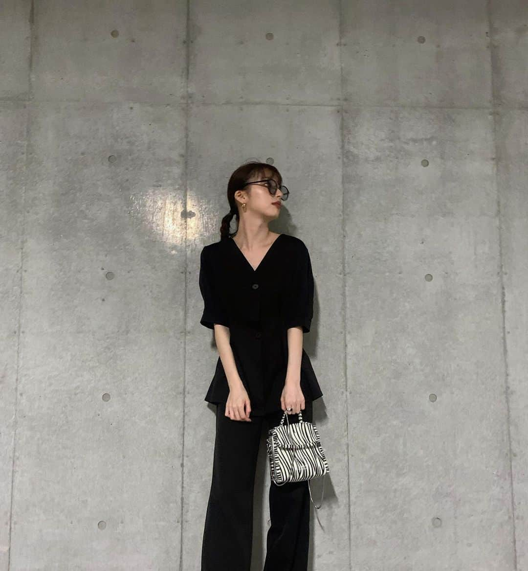 谷川菜奈さんのインスタグラム写真 - (谷川菜奈Instagram)「昨日の153cmコーデ🖤 setup @trifle_official  bag @_edt_official  sunglasses @leannofficial  #outfit#allblack#低身長コーデ」7月12日 20時06分 - pechi.130