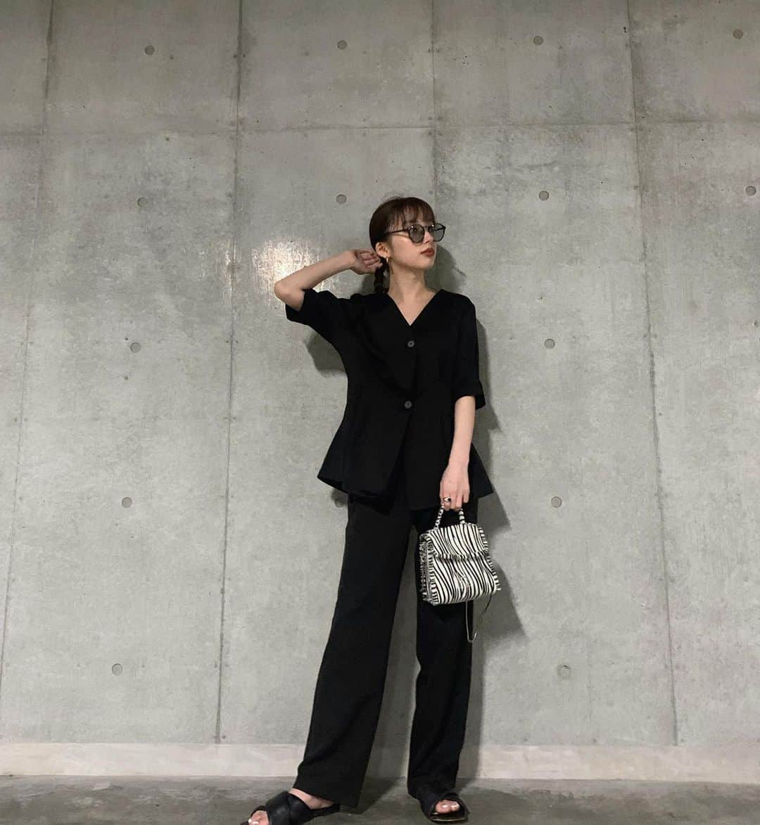 谷川菜奈さんのインスタグラム写真 - (谷川菜奈Instagram)「昨日の153cmコーデ🖤 setup @trifle_official  bag @_edt_official  sunglasses @leannofficial  #outfit#allblack#低身長コーデ」7月12日 20時06分 - pechi.130