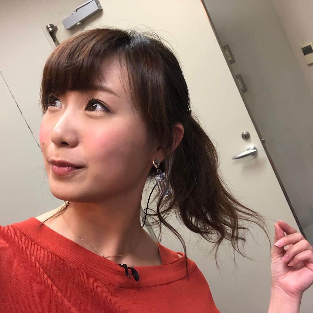 南條早紀のインスタグラム：「ポニーテール🐎✨ . きのうのフルサタ！髪型☺️✨ Twitterで好評だったので載せてみる！ アクティブ系ロケではよくポニーテールにするのですが スタジオではストレートや巻き下ろしが多いので 珍しいです🍒 . . 髪、切りたいなぁ✂︎って思うのだけれど ポニーテールは長髪の特権だし…✨ って思うと悩ましいのです🤔 . うーん、次は切るか伸ばすかどうしよう！ . . #富山 #富山県 #アナウンサー #髪型 #ヘアメイク #セルフアレンジ #ヘアアレンジ  #ポニーテール #ポニーテールアレンジ #🐎 #ポニーテール女子 #女子アナ #メイク #ポニーテール大好き #ロングヘア #茶髪 #切るか伸ばすか #悩む #セミロング #アレンジ #上手くなりたい #セルフメイク #富山テレビ #南條早紀 #なんじょうのにちじょう」