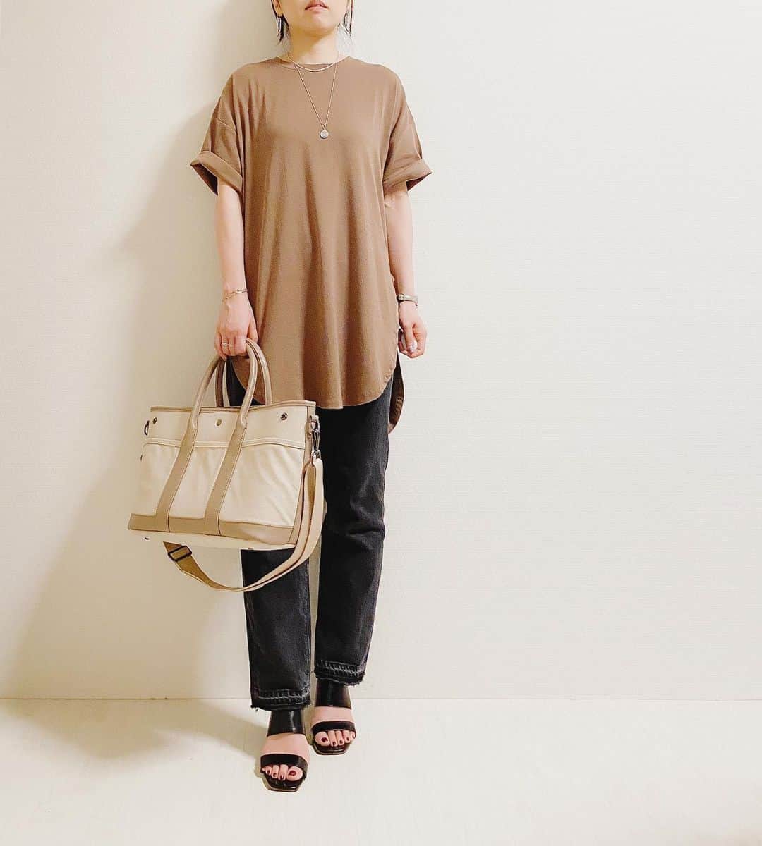 aiaiさんのインスタグラム写真 - (aiaiInstagram)「𝓬𝓸𝓸𝓻𝓭𝓲𝓷𝓪𝓽𝓮 Tシャツにジーンズのシンプルコーデ。  GUの神デニムの丈が短いのが気になって… 裾を自分でほどいてみたら好みの長さになりました  #ハイライズストレートジーンズ  コーデの詳細はブログに書いています  𖤐𖤐𖤐𖤐  #fashion#outfit#style#coordinate#instagood#ootd#pic#instapic#コーデ#コーディネート#スタイリング#プチプラコーデ#本日のコーデ#大人カジュアル#プチプラ  #カジュアル #夏コーデ #アラフォー #アラフォーコーデ #アラフォーファッション#ジーンズコーデ#gu #神デニム#tシャツ #tシャツコーデ  #ブラウンコーデ #サンダルコーデ」7月12日 20時15分 - saltaiai