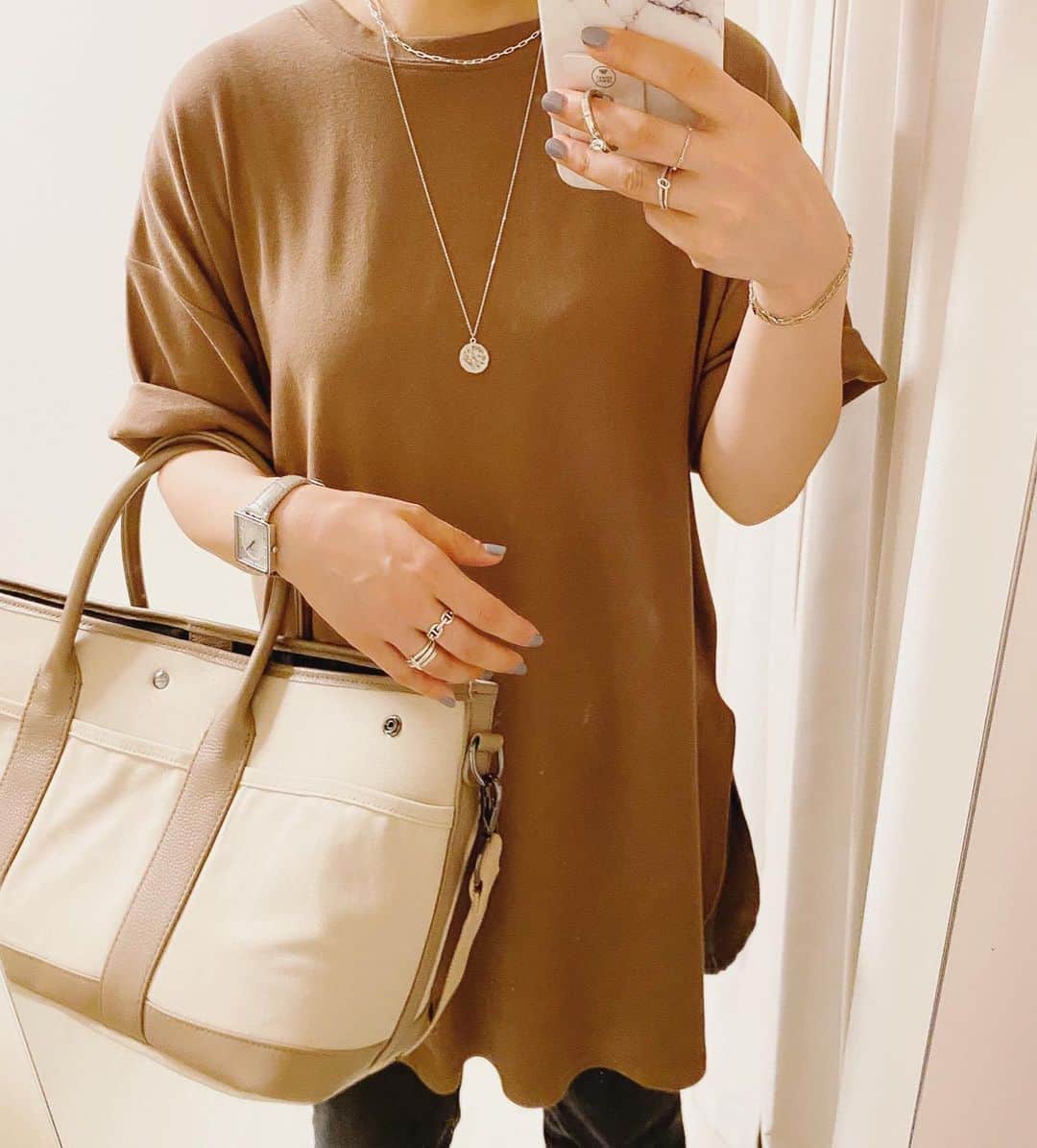 aiaiさんのインスタグラム写真 - (aiaiInstagram)「𝓬𝓸𝓸𝓻𝓭𝓲𝓷𝓪𝓽𝓮 Tシャツにジーンズのシンプルコーデ。  GUの神デニムの丈が短いのが気になって… 裾を自分でほどいてみたら好みの長さになりました  #ハイライズストレートジーンズ  コーデの詳細はブログに書いています  𖤐𖤐𖤐𖤐  #fashion#outfit#style#coordinate#instagood#ootd#pic#instapic#コーデ#コーディネート#スタイリング#プチプラコーデ#本日のコーデ#大人カジュアル#プチプラ  #カジュアル #夏コーデ #アラフォー #アラフォーコーデ #アラフォーファッション#ジーンズコーデ#gu #神デニム#tシャツ #tシャツコーデ  #ブラウンコーデ #サンダルコーデ」7月12日 20時15分 - saltaiai