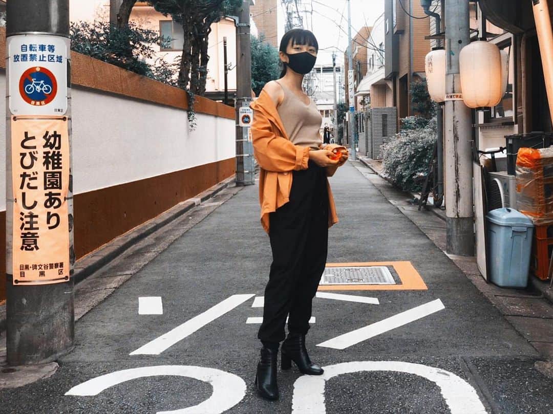 斉藤瑞季のインスタグラム：「明日のお昼頃、Twitterにてお知らせあります。 Twitterのフォローもぜひお願いします✨ mizuki_s913です🙆‍♀️  #shooting #camera #fashion #orange #filmphotography」