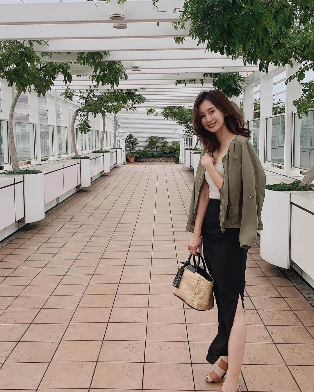 のインスタグラム：「毎日蒸し暑くて涼しいロング丈のボトムが重宝してる🤍﻿ この日のスカートは　@elenore_official 🧞‍♀️✨﻿ ハイウエストでこの深めのスリットが細見えするし、生地もさらさらで着心地良くてお気に入り~💋 暑いの苦手なので夏は特に着心地重視で☺︎☺︎⭐︎ #ELENORE #エレノア　#outfit #ootd #スカートコーデ #スリットスカート」