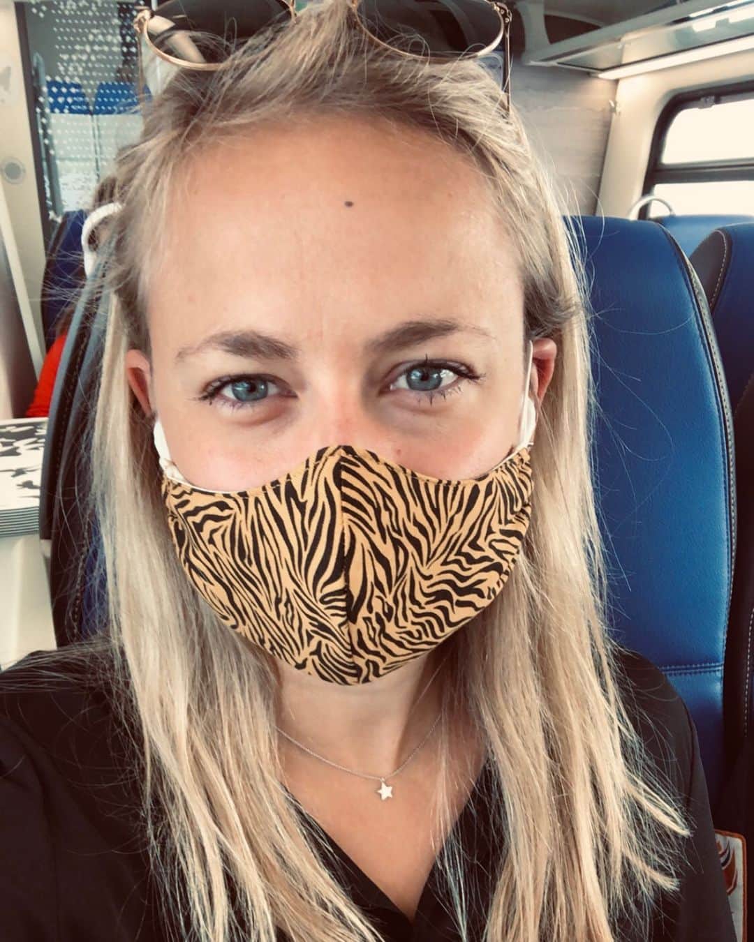 セレーナ・ピークのインスタグラム：「Arnhem -> Amsterdam corona proof ✅ #newnormal #mask #publictransport」