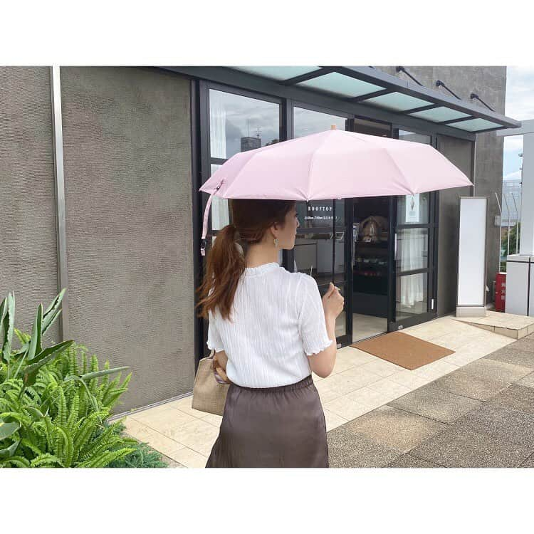 大谷朋子さんのインスタグラム写真 - (大谷朋子Instagram)「♡ * 久しぶりに朝から晴れてうれしい日♡ * 自転車焼けはもう諦めているけど、 歩くときには必ず日傘を持ち歩いています♪ * 使っているのは、 国内日傘ブランド『solshade』の傘◡̈ * シンプルで機能性を 重視した日傘の開発から生まれた 『ソルシェード oneシリーズ』☂️ * シンプルで使いやすく、10本骨で丈夫！ そして、遮光率100%☀︎ * 今の時期、いきなり雨が降ったり、止んだり、 晴れたりするから、晴雨兼用傘が必須です♪ * * tops: @__silkyofficial  skirt: @ciena_official  このトップス使いやすくて3色買い◡̈ プリーツでちょい甘め♡ * * @taiga_press  #solshade #ソルシェード  #折り畳み傘 #日傘 #紫外線対策  #晴雨兼用傘 #pr #梅雨 #日焼け対策をして #silkyofficial #fashion」7月12日 20時33分 - tomoko_ohtani