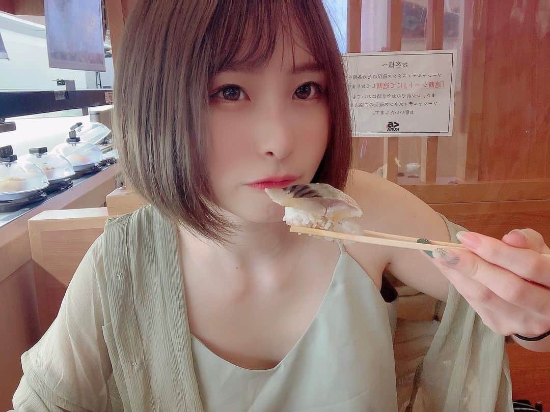 華妃 のインスタグラム：「. . 久しぶりにくるくる寿司たべた🍣 TOPSは流行りのミントグリーンで  @fifth_store で買ったよ！ 40%オフだったの🥺 . . . . . ---------------------❀✿❀✿---- . 🗺#日本 #japan 🏢 #滋賀 #SHIGA 📍#くら寿司 #kurasushi  . . ------------------------- #自撮り #自撮り女子 #セルフィー #セルフィー女子  #イチナナ #17ライブ #17live #ライブ配信  #サロンモデル #ショートカット女子 #ショートボブ #ショートカット #新宿カフェ巡り #サロモ撮影 #サロモ @b_b_j.j @vijobank @j__b__p #ネットショッピング #プチプラコーデ #fifth #fifthコーデ #ミントグリーン #フィフス #もぐもぐタイム #もぐもぐ女子 #もぐもぐ」