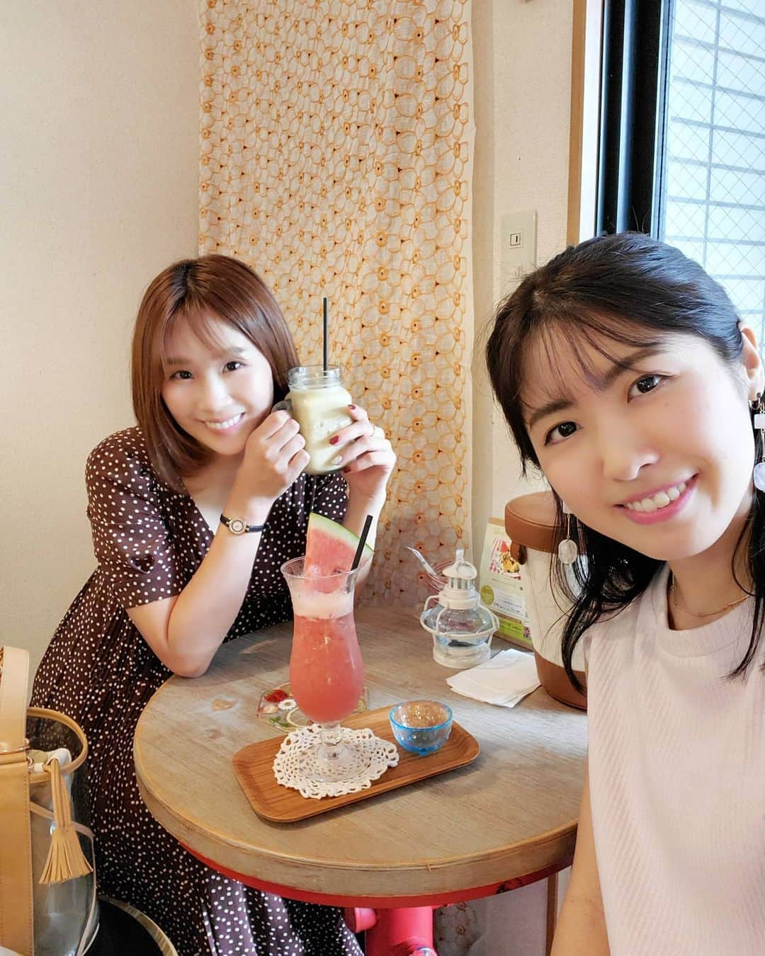 小谷津友里さんのインスタグラム写真 - (小谷津友里Instagram)「今日は久しぶりになほちゃんと会った💓 スカイツリーの目の前にある パンダジュースっていうカフェを見つけて ジュース🍹飲みました🍉 パンダが目印のお店で お店のいたるところにパンダがいた🐼  私はスイカジュース なほちゃんは何種類かミックス(中身なんだったかな..🥛) たくさん歩いて暑かったけど 飲んで涼しくなりました😊💓 . . ここ４ヶ月くらいは友達と会わないようにして仕事か家で過ごしてた🏠 今日は短い時間だったけど友達と会えて嬉しかったな😊💓💓  . . #パンダジュース#こやゆりフード #カフェ巡り #スカイツリー #押上カフェ #カフェ#cafe#スイカジュース#ミックスジュース #skytree#東京カフェ#tokyo#フルーツジュース#可愛いカフェ#カフェ好き#グルメ#食べ歩き」7月12日 20時27分 - yurikoyatsu