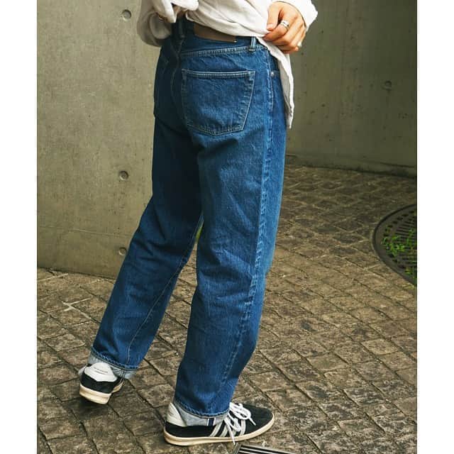 KUROのインスタグラム：「王道のストレートデニムをクラシカル、且つモダンにデザインし誕生したFUTURA  13ozの生機生地は、穿き込むことで独特な「縮み」や「捻れ」が生まれ経年変化を楽しめます。  程よい深さの股上、マッドシルバーのボタン、左右非対称のヒップポケット、革パッチ、中盛りのステッチ技術など拘りを細部に表現。 ステッチカラーはビンテージライクなBanana Yellow。 ステッチの間隔は部分的に変える事で縫製糸の浮きを避け、生地との立体感を生み出します。  FUTURA is a classic and modern design of classic straight denim.  Unique “shrink" and "twist" will start to surface as ages with this 13oz raw fabric.  Incredibly detailed rises, mud silver buttons, asymmetrical hip pockets, leather patches and more.   The stitch color is vintage-like Banana Yellow. In order to create dimensional structure, the stitches are put apart from each other.  ーFUTURA wash 001ー  Size…28 Model... @fukuda_ryubi（170cm / 55kg） Photo... @tsukeyakiba_  ------------------------------------------ KURO×Unfowld　ー現代の日常着の再定義ー   「本物を着る。文化を着る。」をコンセプトに, パリファッションウィークにて毎シーズンコレクションを発表している @kurodenim 。 デニムを中心としたベーシックなプロダクトを、 学生クリエイティブチーム @Unfowld が提案します。」