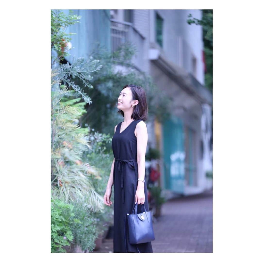篠原菜月のインスタグラム：「梅雨の晴れ間の休日に @uniqlo のワンピで散歩🚶‍♀️🌿﻿Web Oggiで最近気に入っているユニクロのリネンブレンドAラインワンピースについて更新しました✍️﻿ Vネックだし全体的にスッキリ見せられるのが嬉しぃ！﻿ ﻿ ﻿ ﻿ #oggi#oggijp#uniqlo#coordinate#fashion#outfit#ootd#ユニクロ#ユニクロコーデ#休日コーデ#通勤コーデ#ワンピース#リネンブレンドAラインワンピース#夏服#週末#lunch#bag#toffandloadstone」