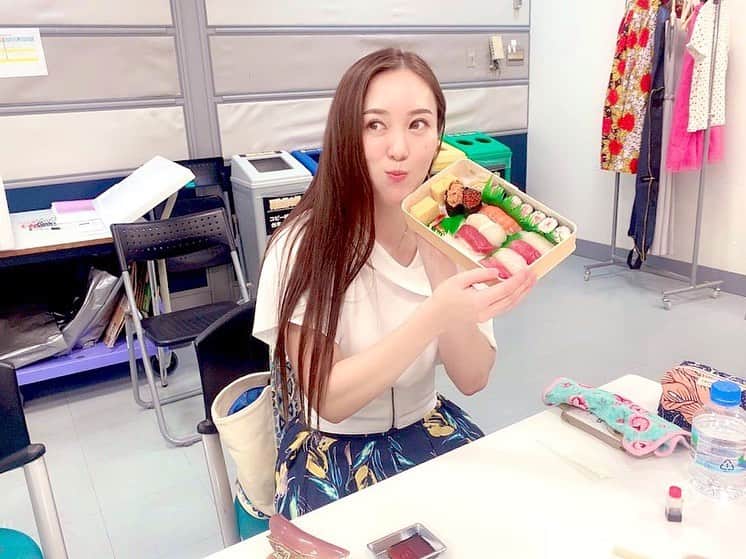 ありさ・あげまんクリエイターのインスタグラム：「毎週木曜日23:56〜 TBS 中居大輔と本田翼の夜な夜なラブ子さん に出演中です。  ご覧頂いた方、ありがとうございました🥰  この日は中居さん差し入れのお寿司で気合入りました🥰 中居さんありがとうございました！！！😌  #夜なラブ #中居大輔 #中居正広 #宮川大輔 #本田翼 #夜な夜なラブ子さん #カップル #TBS #バラエティー番組 #遠距離恋愛」