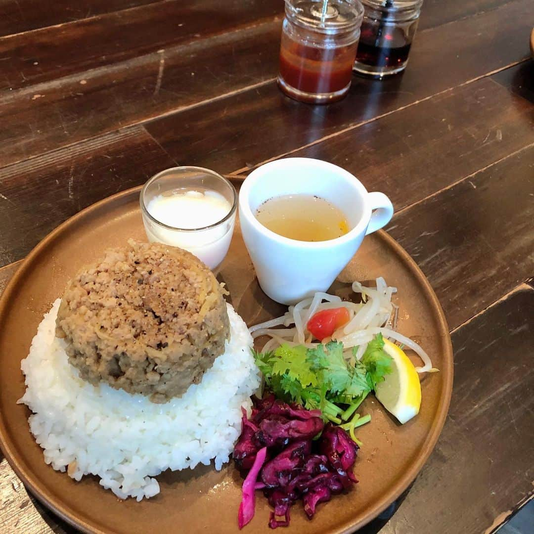 大凪真生さんのインスタグラム写真 - (大凪真生Instagram)「久しぶりにお外でご飯😁 チキンライスに柴漬けがGOOD  普段は柴漬け食べない私ですが…  BLUE BOTTLEの羊羹頂きました。  珈琲に合う様に作られた羊羹なので、 イチヂク入りですって😊  洒落羊羹っっっ　笑  珈琲と合わせるのが楽しみぃぃぃ」7月12日 20時37分 - mao.aemee_