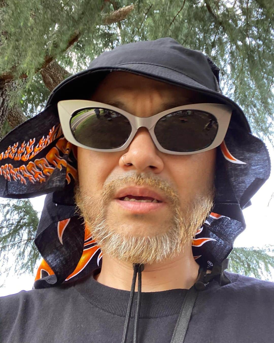 DJ DARUMAのインスタグラム：「久々にオモテで(社会的距離保ち)マスクを 外した。天気も良くて最高だった。 . . . この前 マスクにサングラスで都内の古本屋街を散策中 ｶﾞｯﾂﾘ職務質問(ご苦労様です) お巡りさんもお仕事なので モチ超丁寧に対応しましたが こちとらド正装じゃい( ´༎ຶㅂ༎ຶ`)」