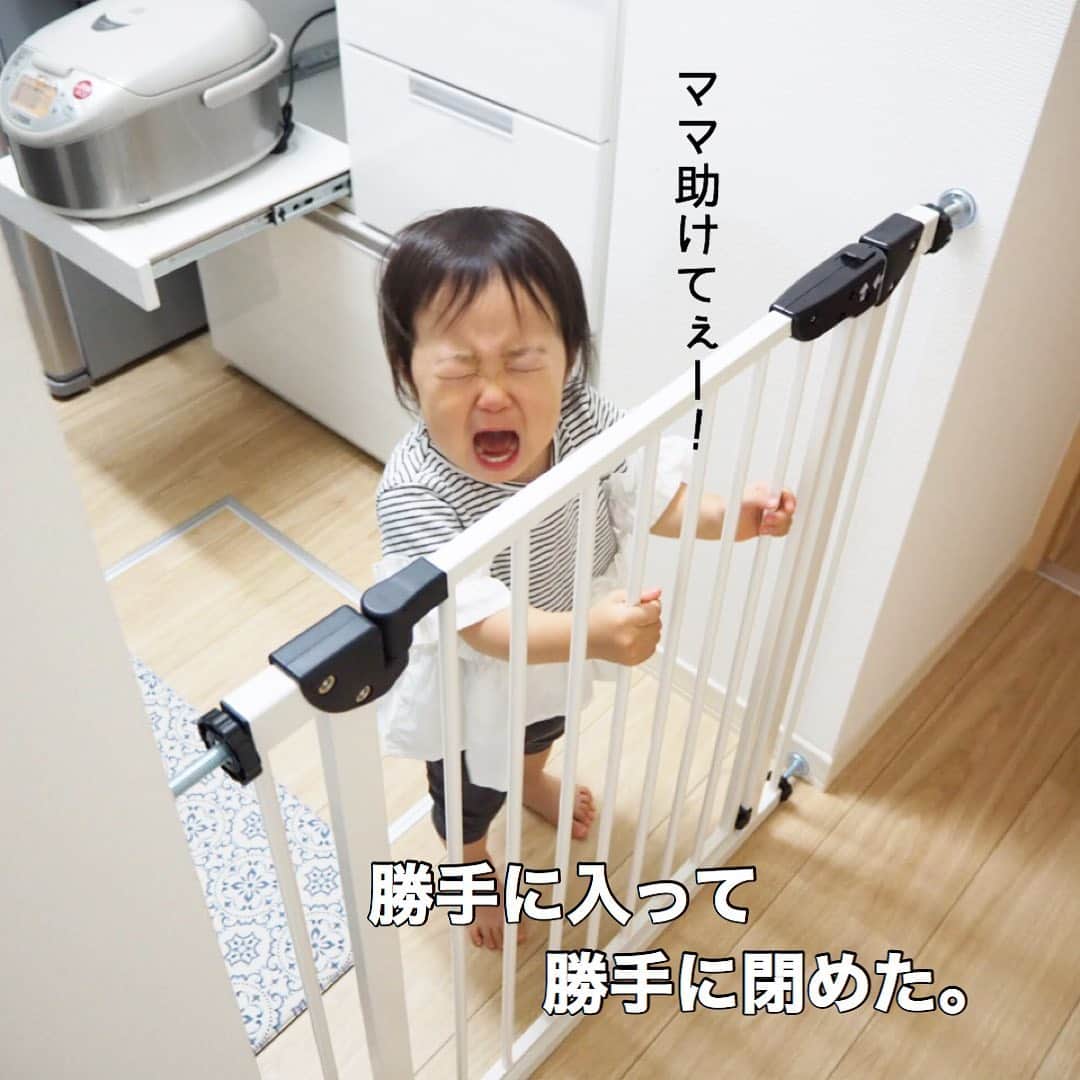 makikoさんのインスタグラム写真 - (makikoInstagram)「❤︎  キッチンに囚われてる。😂  ．  と思ったらくつろいでる。🐥  ．  #マイペース #ちっちゃなことは気にしない #泣き顔 #1歳 #生後22ヶ月 #女の子 #親バカ部」7月12日 20時41分 - batako93