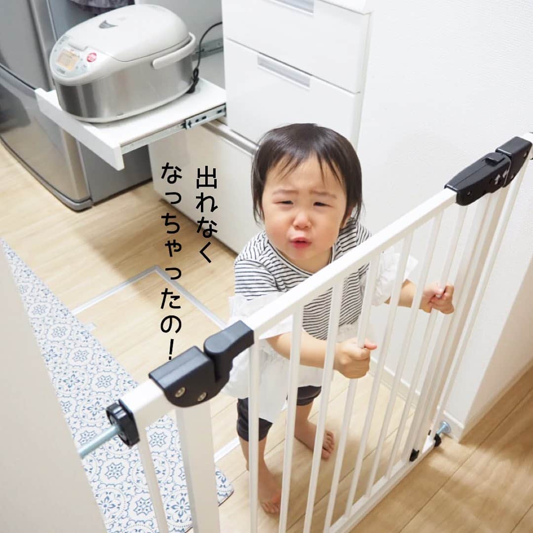 makikoさんのインスタグラム写真 - (makikoInstagram)「❤︎  キッチンに囚われてる。😂  ．  と思ったらくつろいでる。🐥  ．  #マイペース #ちっちゃなことは気にしない #泣き顔 #1歳 #生後22ヶ月 #女の子 #親バカ部」7月12日 20時41分 - batako93
