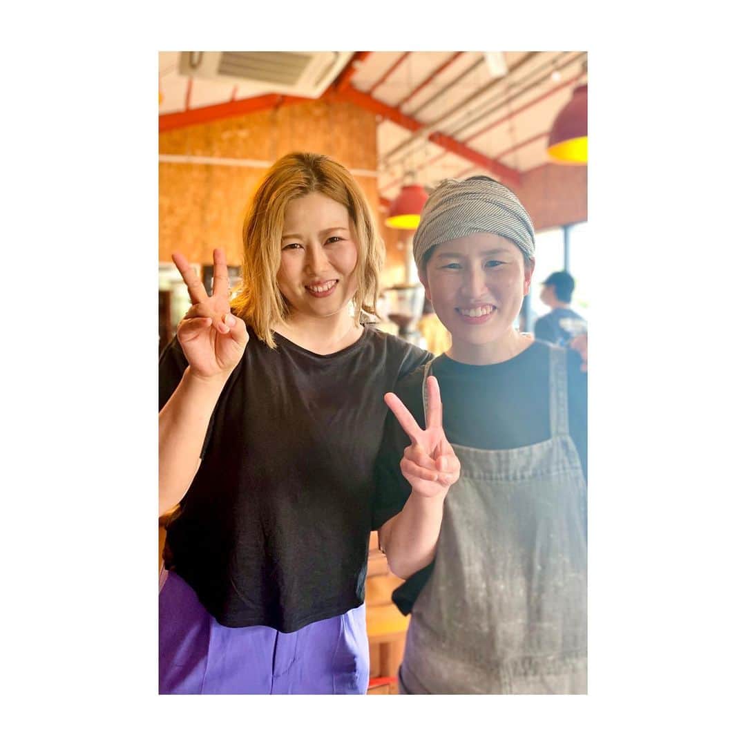 壺坂恵のインスタグラム：「やっとこさ全店舗挨拶まわりへ  本当にありがとうございました！ よく笑った三年間でした  写真の人は、 もう一人の優しい恵 美味しいパンを焼く恵 すきすき恵  さよなら、またね  #elmersgreencafe  #elmersgreencoffeeandbakes  #embankmentcoffee」