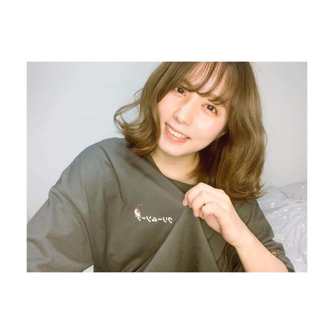前田美里のインスタグラム：「クリームソーダ。  #kutir のTシャツ大好きです。 . .  #おうち時間 #stayhome #ノスタルジック  #女子力 #自撮り #今日の服 #Tシャツ #kutir #古着 #film #film_jp #photo #selfie #ファインダー越しの私の世界 #写真好きな人と繋がりたい #ヲタク #乃木坂46 #欅坂46 #日向坂46 #japanesegirl #follow #followme」
