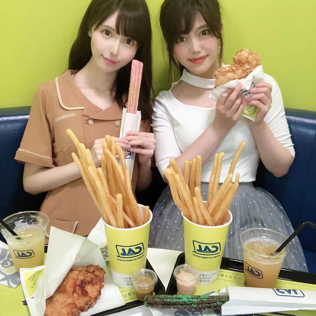 山田あかりさんのインスタグラム写真 - (山田あかりInstagram)「ゆいなんちゃんと #イクスピアリ に出来た﻿ @chubbyairlines で無限チキンを食べてきたよ🤤﻿ ﻿ 無限チキンは15cmの大きさで500円！﻿ サクサクで美味しかったー(*´`)♡﻿ ﻿ 無限ポテトは8種類のフレーバーなんだけど、﻿ ポテトだけでも味がついていて美味しかった😍﻿ ディップソースは明太子にしたよ！﻿ ゆいなんちゃんはマスタードにして2人でちょんちょんつけ合ってたべたよ🥰﻿ ﻿ チュロスはチョコミント味、ゆいなんちゃんはイチゴ味でどっちも美味しくてやみつき✩°｡⋆⸜(*˙꒳˙* )⸝﻿ ﻿ チュロス、ポテト、チキン全部に癖になる無限∞パウダーがかかっててあっという間に食べちゃった🤤﻿ ﻿ 充電コーナーやドリンクバーもあるから女子の味方のお店❤﻿ ﻿舞浜駅に行った時はぜひ立ち寄ってみて😍  トップス👗 @spicaglow  1000円引きのクーポンコード🥰 よかったら使ってね❤ クーポンコード :  asu20  スカート🎀 私のバイヤーショップの商品🥰 今夏のセールをやっててお得だよ❤ インスタのプロフィールページのURLからブログに飛んでブログページの一番下に飛べるリンクを貼ってるのでみてみてね✩.*˚  #かわいいは高カロリー #無限チキン #CHUBBYAIRLINES #CAL #舞浜 #舞浜カフェ #舞浜グルメ #チキン #ポテト #無限シリーズ #カフェ #充電器 #かわいいカフェ  #spicaglow #spicaglowstyle #クーポンコード #韓国ファッション #肩あきトップス #レーススカート #ポテト #チュロス」7月12日 20時44分 - akari030201