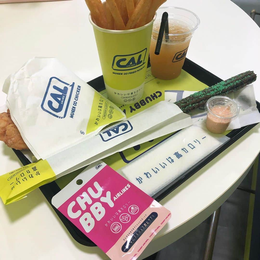 山田あかりさんのインスタグラム写真 - (山田あかりInstagram)「ゆいなんちゃんと #イクスピアリ に出来た﻿ @chubbyairlines で無限チキンを食べてきたよ🤤﻿ ﻿ 無限チキンは15cmの大きさで500円！﻿ サクサクで美味しかったー(*´`)♡﻿ ﻿ 無限ポテトは8種類のフレーバーなんだけど、﻿ ポテトだけでも味がついていて美味しかった😍﻿ ディップソースは明太子にしたよ！﻿ ゆいなんちゃんはマスタードにして2人でちょんちょんつけ合ってたべたよ🥰﻿ ﻿ チュロスはチョコミント味、ゆいなんちゃんはイチゴ味でどっちも美味しくてやみつき✩°｡⋆⸜(*˙꒳˙* )⸝﻿ ﻿ チュロス、ポテト、チキン全部に癖になる無限∞パウダーがかかっててあっという間に食べちゃった🤤﻿ ﻿ 充電コーナーやドリンクバーもあるから女子の味方のお店❤﻿ ﻿舞浜駅に行った時はぜひ立ち寄ってみて😍  トップス👗 @spicaglow  1000円引きのクーポンコード🥰 よかったら使ってね❤ クーポンコード :  asu20  スカート🎀 私のバイヤーショップの商品🥰 今夏のセールをやっててお得だよ❤ インスタのプロフィールページのURLからブログに飛んでブログページの一番下に飛べるリンクを貼ってるのでみてみてね✩.*˚  #かわいいは高カロリー #無限チキン #CHUBBYAIRLINES #CAL #舞浜 #舞浜カフェ #舞浜グルメ #チキン #ポテト #無限シリーズ #カフェ #充電器 #かわいいカフェ  #spicaglow #spicaglowstyle #クーポンコード #韓国ファッション #肩あきトップス #レーススカート #ポテト #チュロス」7月12日 20時44分 - akari030201