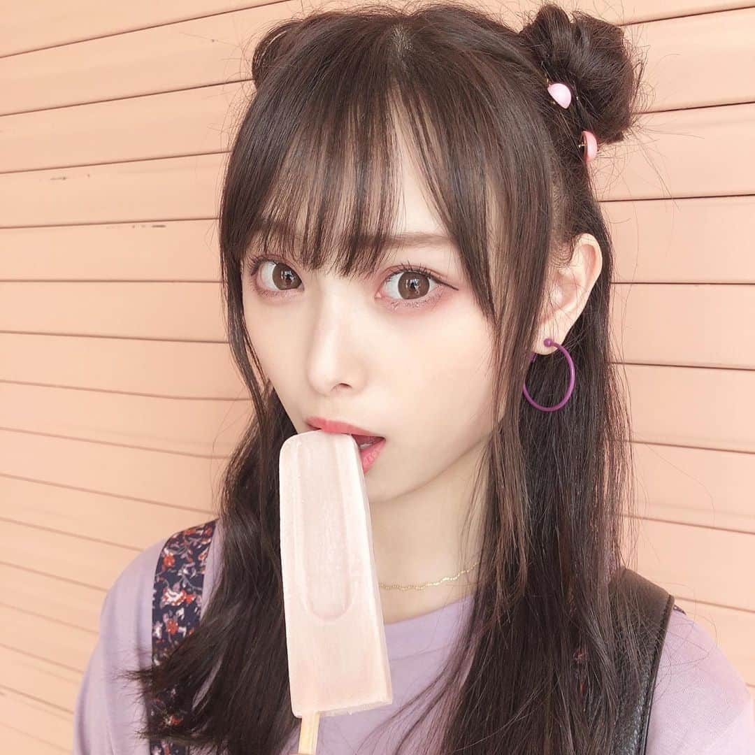 梅山恋和さんのインスタグラム写真 - (梅山恋和Instagram)「🍓🍓  久しぶりにくまさんヘア　 してみた🧸 　 アイスキャンディー 食べたよん♡   いちご味美味しかった🍓  #557 #アイス #キャンディ #いちご #🍓 #くまさん #ヘア #🧸」7月12日 20時46分 - cocona_umeyama