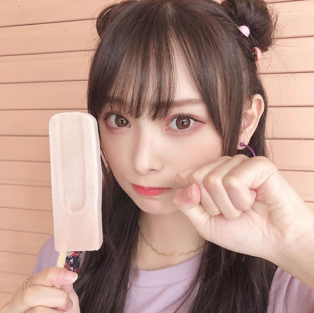 梅山恋和さんのインスタグラム写真 - (梅山恋和Instagram)「🍓🍓  久しぶりにくまさんヘア　 してみた🧸 　 アイスキャンディー 食べたよん♡   いちご味美味しかった🍓  #557 #アイス #キャンディ #いちご #🍓 #くまさん #ヘア #🧸」7月12日 20時46分 - cocona_umeyama