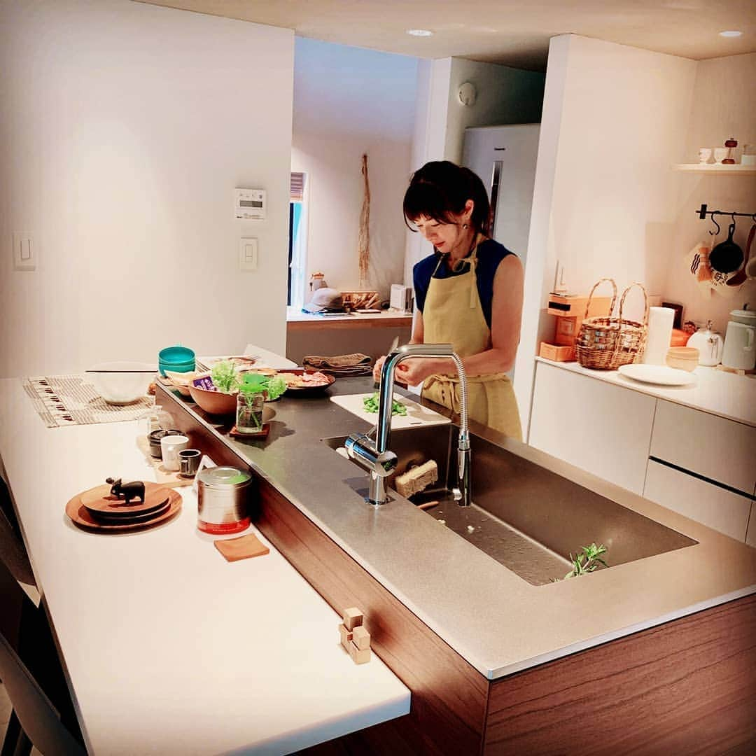 富永美樹さんのインスタグラム写真 - (富永美樹Instagram)「今日は#山梨 の家で番組の撮影…#森 にテンション上がったマネージャーちゃんがたくさん撮ってくれたので#2枚 #私服 #セルフコーデ といっても#ワンピース 着ただけですが…😅先日#一目惚れ して買った#お気に入り #庭の紫陽花 #キッチン に活けました♪」7月12日 20時46分 - miki.tominaga.official