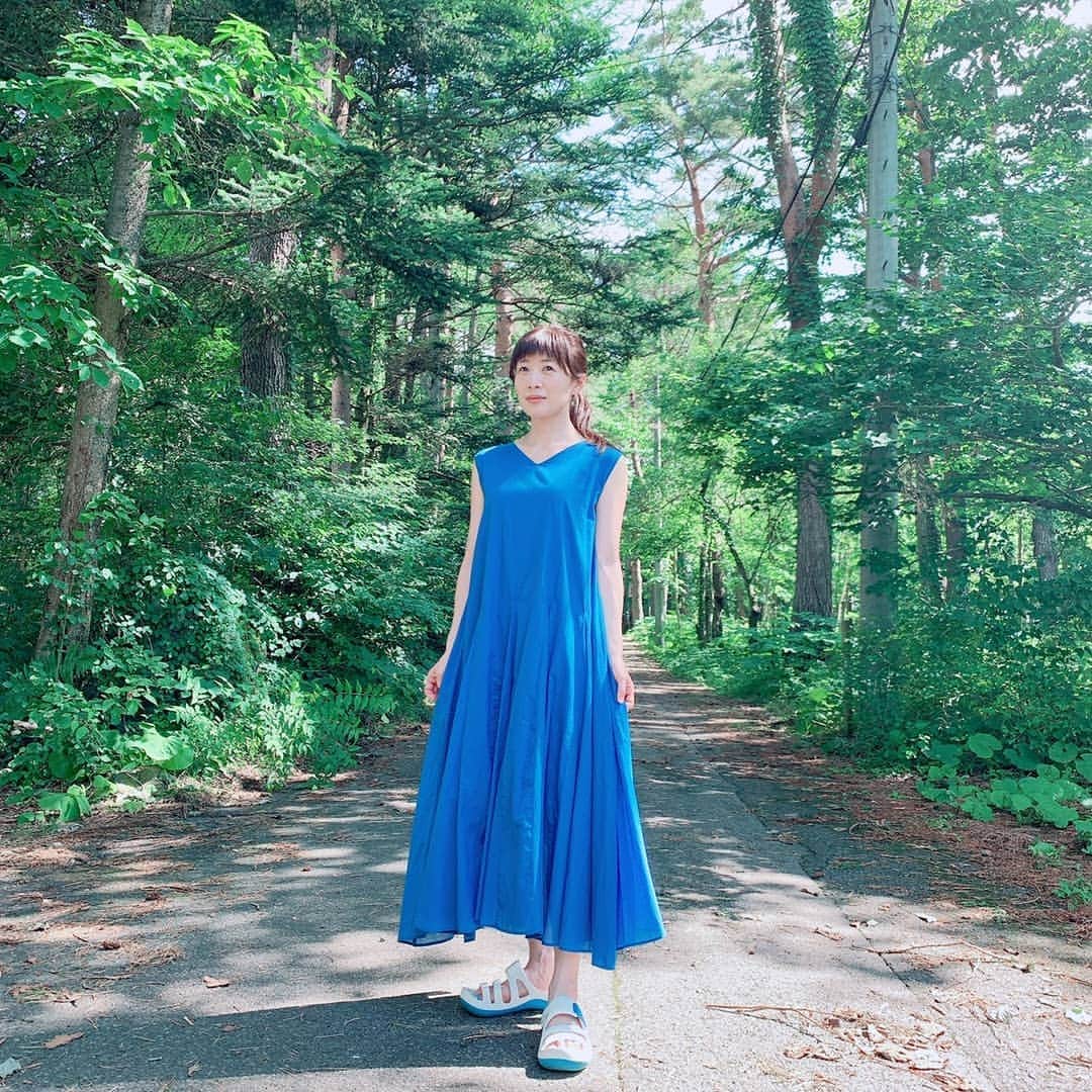 富永美樹さんのインスタグラム写真 - (富永美樹Instagram)「今日は#山梨 の家で番組の撮影…#森 にテンション上がったマネージャーちゃんがたくさん撮ってくれたので#2枚 #私服 #セルフコーデ といっても#ワンピース 着ただけですが…😅先日#一目惚れ して買った#お気に入り #庭の紫陽花 #キッチン に活けました♪」7月12日 20時46分 - miki.tominaga.official