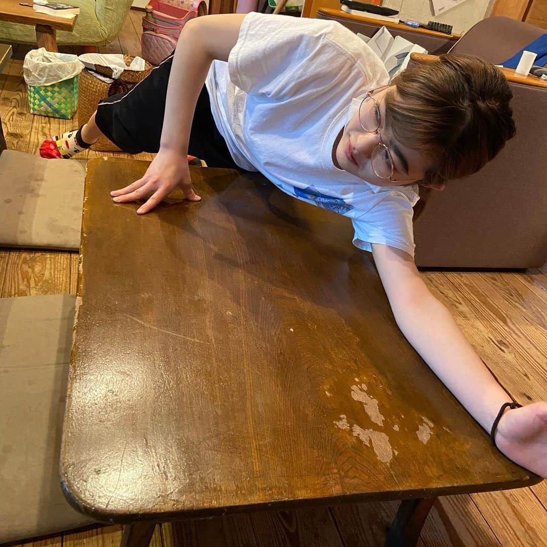 井上咲楽さんのインスタグラム写真 - (井上咲楽Instagram)「. 実家で眠ってたちゃぶ台をリメイクしました。！ ヤスリで塗装を落として、黒色に塗装。木のゴツゴツ感は残しました！実家の墨を塗ったテーブルが大好きだったので、嬉しいです」7月12日 20時47分 - bling2sakura