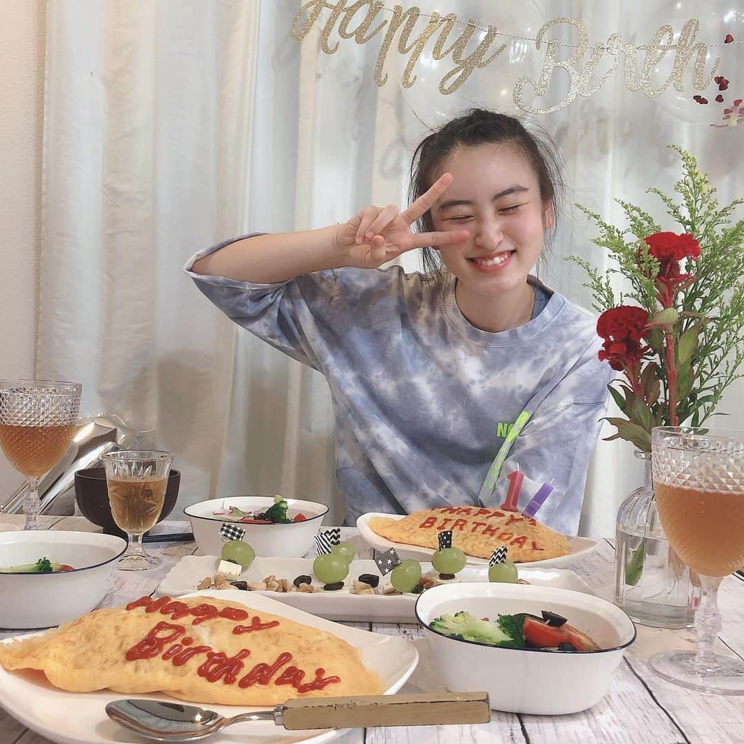 新山千春さんのインスタグラム写真 - (新山千春Instagram)「Moa💜🌈 14歳の誕生日おめでとう🎂  毎年手作りする スイカ🍉art！！  リアクションが楽しみで 正面でみたくて、、、  そしたら、iPhone片手に ピント合わなくなって ウルウルした。。。  大事な人の喜ぶ顔は 幸せにしかならないね💜  たっくさん 喜んでくれてありがと😍  Moaのお母さんになれたことが 幸せだよ(*´╰╯`๓)♬  しっかりしてない母だけど、 支えようといつも 助けてくれてありがとね💓  飾り付けは ぜーーーーんぶ#DAISO  100円でこのクオリティーの 可愛いものを販売してくれるなんてありがたすぎる😍  #手作り　🍉 #手作り料理  #誕生日 #誕生日ケーキ #handmade #ｈａｐｐｙ #birthday #🎂 #新山千春 #712 💜 #100均 #balloon #シングルマザー　🤱  #千春定食🌹」7月12日 20時48分 - chiharuuu_0114