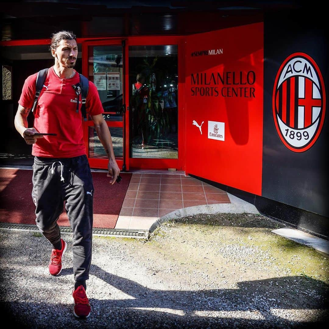 ACミランさんのインスタグラム写真 - (ACミランInstagram)「Naples awaits 🛩️ #SempreMilan #NapoliMilan」7月12日 20時49分 - acmilan