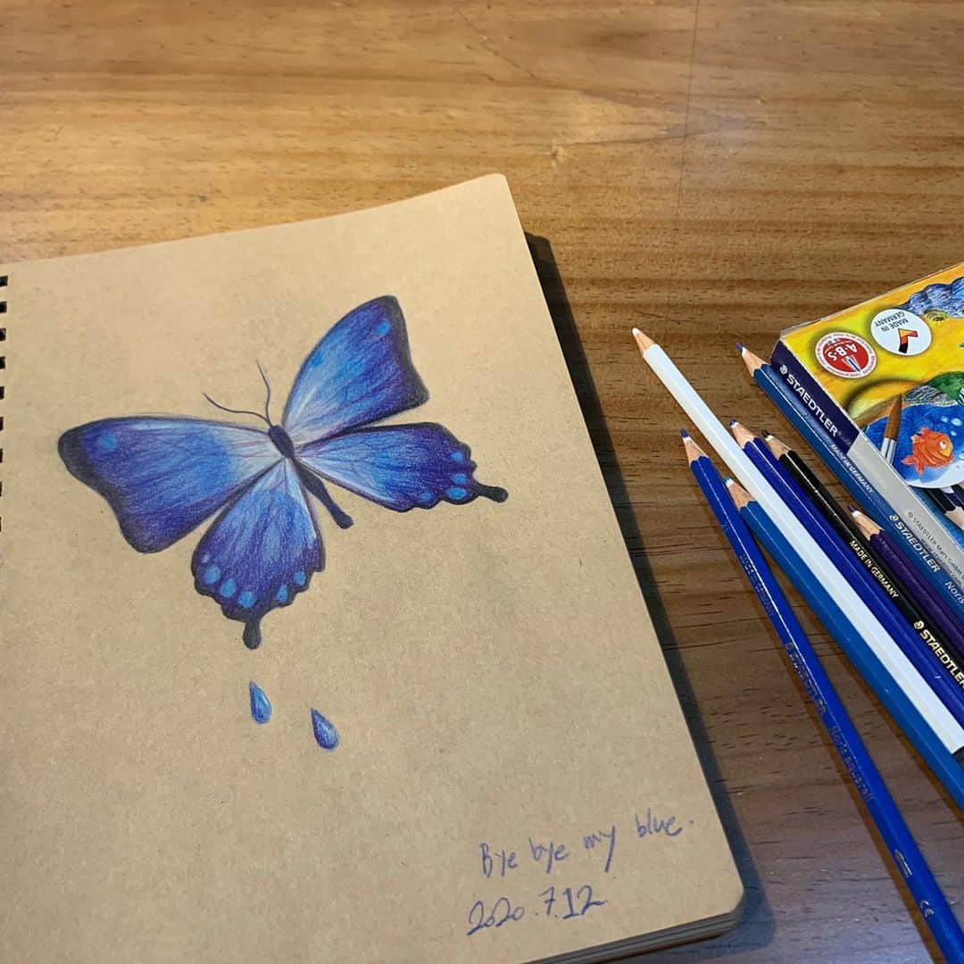 Weki Mekiのインスタグラム：「Bye bye my blue 🦋 #🦄 #☔️#🌧」
