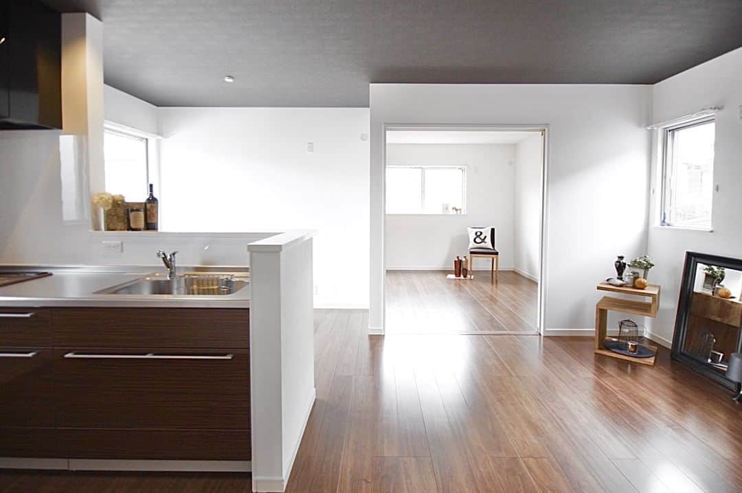 ALLHOUSE R×Lのインスタグラム：「ダークトーンで統一したお部屋は落ち着いた雰囲気に仕上がりました。⁠ .⁠ ２面採光で外からの光も十分に取れている為、天井のダークトーンのクロスも重くなりません。⁠ .⁠ .⁠ .⁠ .⁠ .⁠ #リビング #キッチン #対面キッチン #LDK #オールハウス #オールハウスPM #賃貸 #広島賃貸 #賃貸住宅 #賃貸物件 #木造住宅 #プロパティマネジメント #賃貸リノベーション #リノベーション #renovation #リノベ #リフォーム #エーレガロ #DIY #アクセントクロス #design #建築 #工務店 #賃貸インテリア #賃貸暮らし #家主 #部屋 #賃貸経営 #おうち時間」