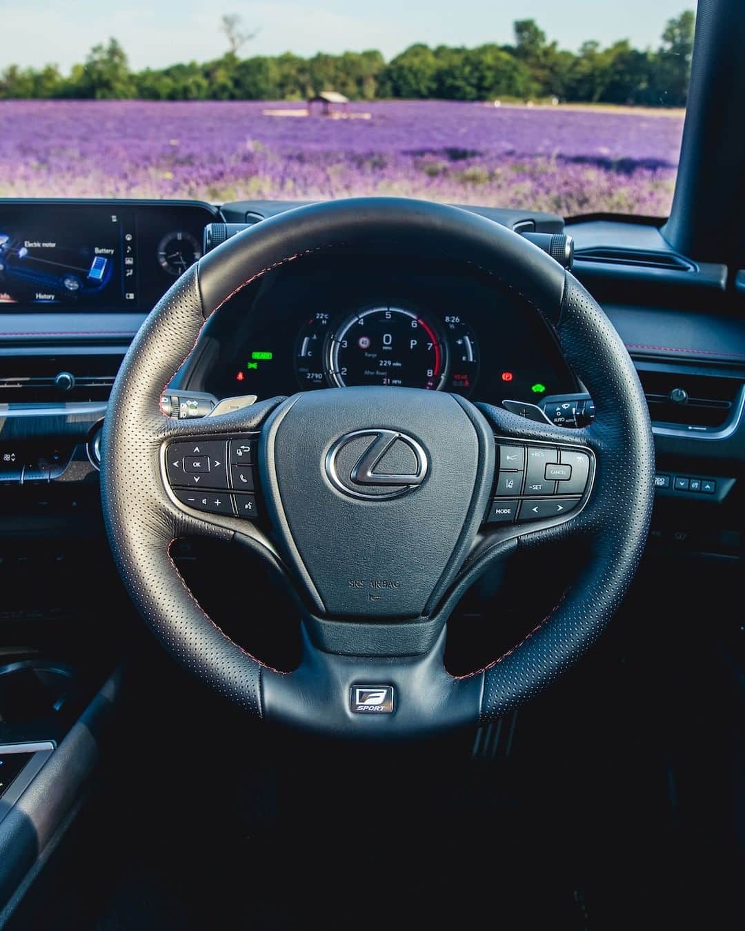Lexus UKさんのインスタグラム写真 - (Lexus UKInstagram)「Let the outside in. #LexusUX  Photo credit: @Jayson.Fong  #Design #Luxury #LuxuryTravel #Lexus #Carsofinstagram #Automotive #Lavender @MayfieldLavender」7月12日 21時00分 - lexusuk