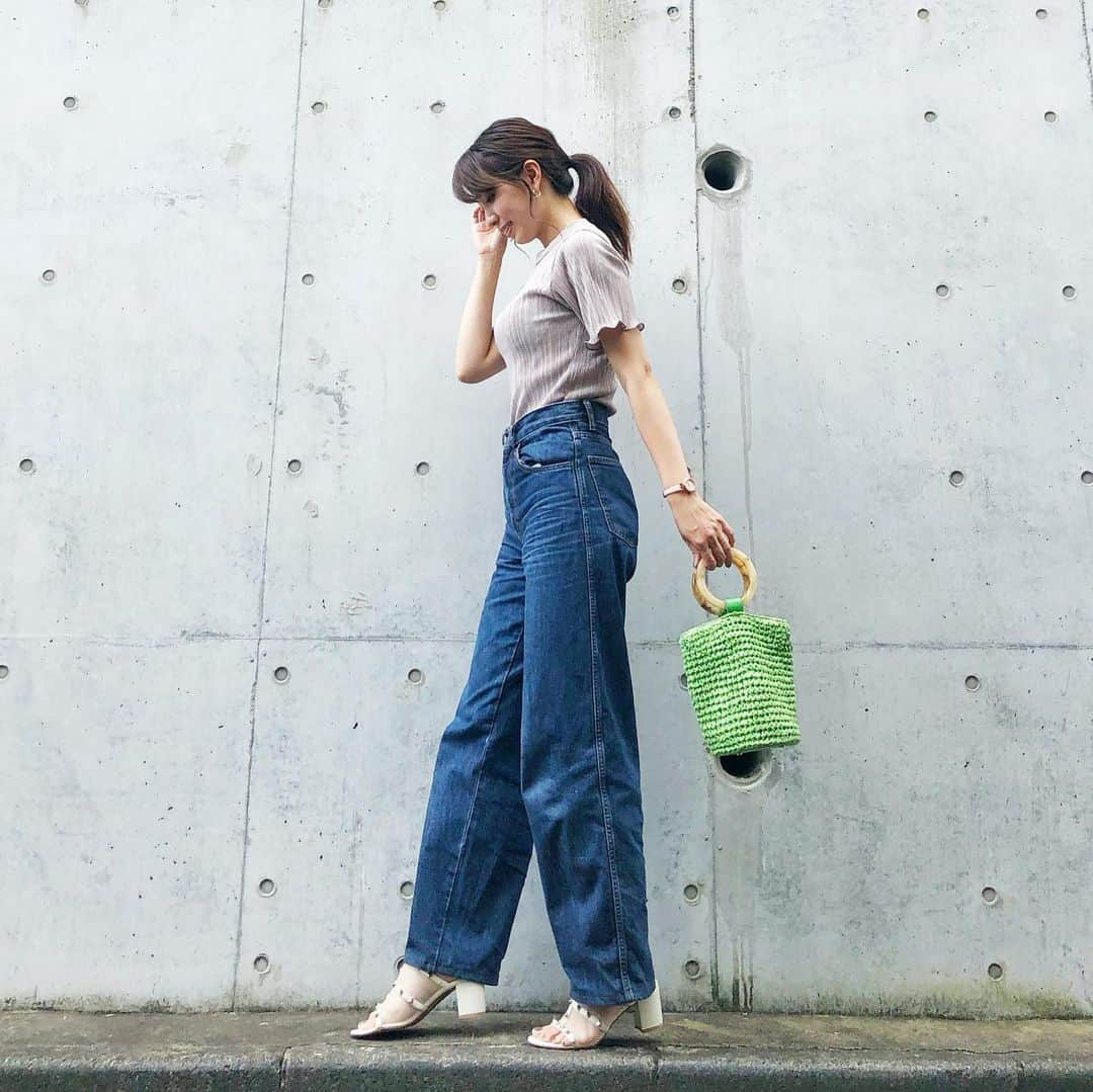 筧沙奈恵さんのインスタグラム写真 - (筧沙奈恵Instagram)「beige×green ・ 着るだけで今年らしくなる、@__silkyofficial  のプリーツカットソー！約2千円なのに、着心地◎で可愛い😍👍甘めな印象なので、デニムでカジュアルダウンさせました😌 ・ #tops #silkyofficial #シルキー #pants #UNIQLO #ユニクロ #bag #milaowen #ミラオーウェン #shoes #valentino #ヴァレンティノ #watch #ellewatch #エルウォッチ #pierce #velyvely #ブリーブリー ・ #ママコーデ　#ママファッション　#30代コーデ　#アラサーコーデ　#パンツコーデ　#デニムコーデ　#プリーツカットソー　#ワイドフィットカーブジーンズ #夏コーデ　#キレイめカジュアル」7月12日 20時55分 - sanaekakei