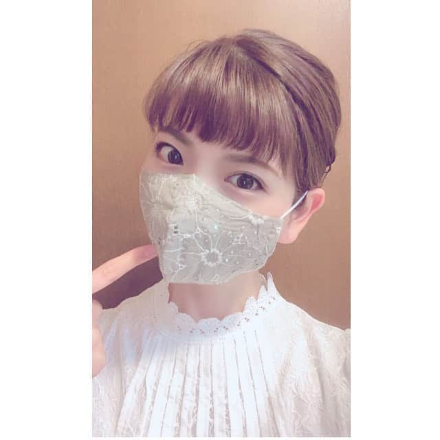 美蘭レンナのインスタグラム：「いつもお世話になっている お知り合いの方が作ってくださった 手作りマスク😍✨💕 めちゃくちゃおしゃれで上品なデザインにマスク付けているだけでテンション上がります✨✨ 裏地もガーゼなので、夏でも全然暑くないのです😊✨💕💕 お色味違いとかっこいい迷彩柄や他のマスクまで頂いて🥺💕 本当に有難うございます😌✨ 大切に使わせて頂きます🥰✨✨ このような状況下の中、周りの方々の優しさやお気遣いに本当に心が救われます。 雨の時期がまだもう少し続きますね☔️ 好きな香りのボディクリームを塗ったり、寝る前にキャンドルを灯したり、日常生活の中でできる範囲で癒しタイムを少し取り入れています😌💕 皆さんのオススメの癒しグッズがあれば教えてほしいです🥰  . . . #手作り#手作りマスク#マスク#おしゃれ#おしゃれマスク#レースマスク#花柄#迷彩柄#嬉しい#感謝#夏#梅雨#頭痛#癒し#癒しタイム#自分時間#キャンドル#ボディクリーム#いい匂い#好きな香り#」