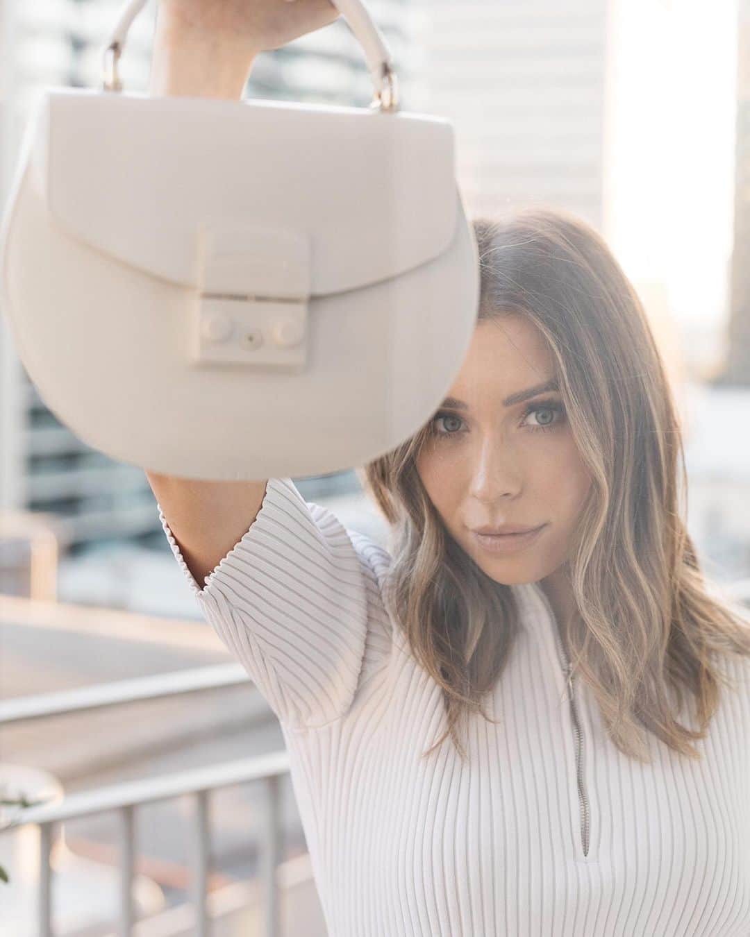 フルラのインスタグラム：「Lift up your look with the new Furla Metropolis to shine in the city. @rozalia_russian chooses bright white-on-white, proving that a monochromatic vibe always serves impact.  #furlametropolis #thefurlasociety #furlafeeling #newcollection #furla #accessories #fashion」