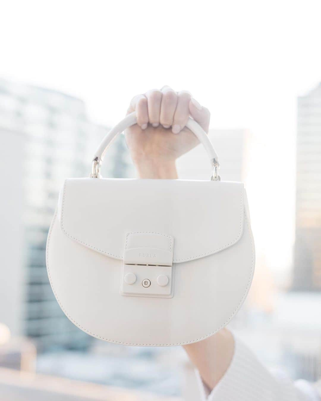 フルラさんのインスタグラム写真 - (フルラInstagram)「Lift up your look with the new Furla Metropolis to shine in the city. @rozalia_russian chooses bright white-on-white, proving that a monochromatic vibe always serves impact.  #furlametropolis #thefurlasociety #furlafeeling #newcollection #furla #accessories #fashion」7月12日 20時56分 - furla