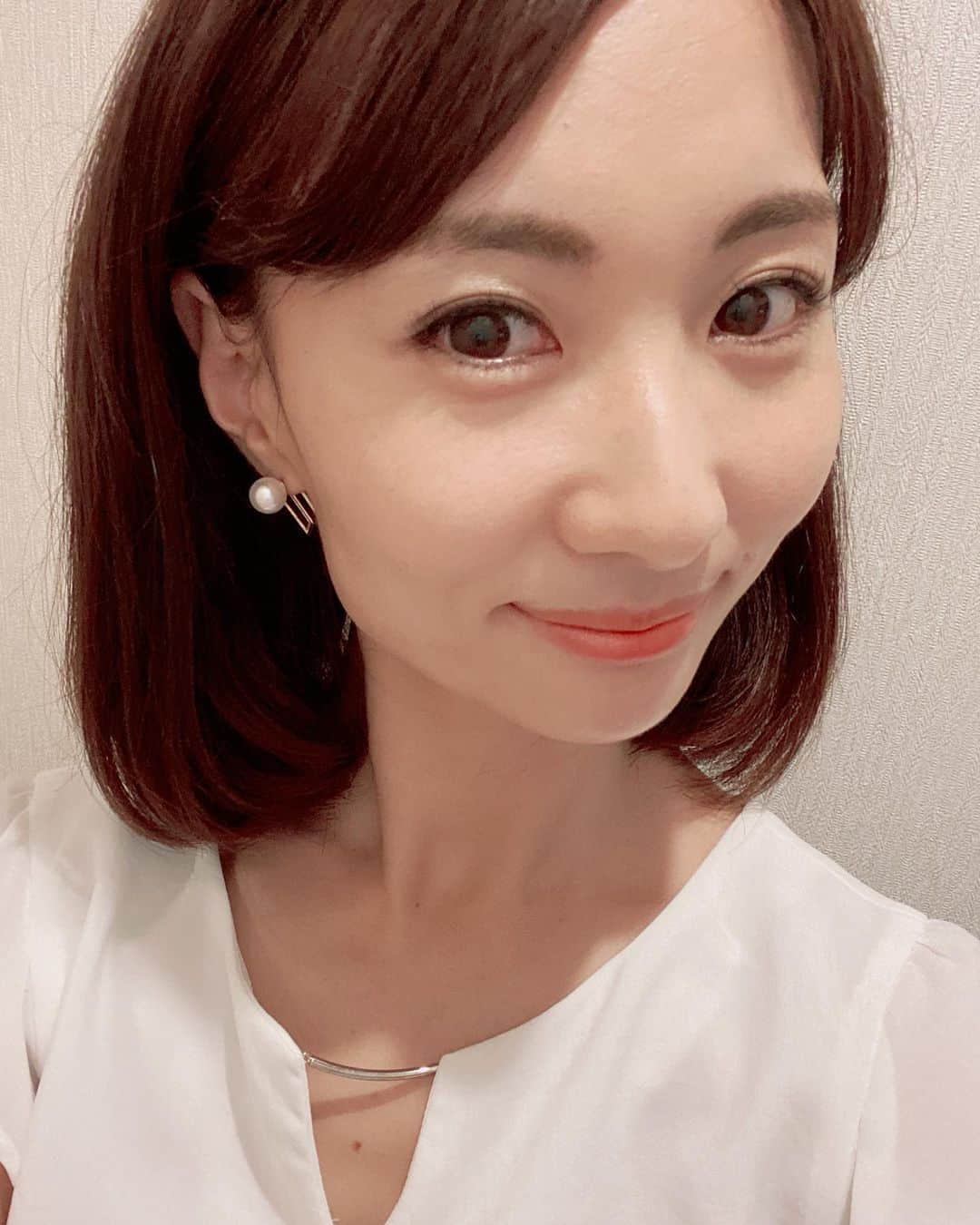 吉田早織のインスタグラム：「・﻿ イニシャルピアス✨﻿ ﻿ ﻿ キャッチがパールの2way﻿ ﻿ ﻿ ﻿ シャープな形と断面も“S”なところがツボ♡﻿ ﻿ ﻿ ﻿ ﻿ ﻿ ﻿ 私は少し金属アレルギーがあるためピアス選びはかなり慎重なのですが、﻿ ポストがステンレスで出来ていて反応が出にくいのも嬉しい💕﻿ ﻿ ﻿ ﻿ ﻿ ﻿ ﻿ #ピアス #イニシャル #イニシャルアクセサリー #initial #パールピアス @acuteaccent_official #acuteaccent」