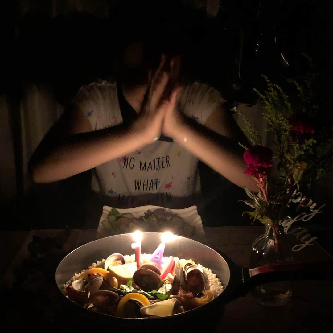 新山千春さんのインスタグラム写真 - (新山千春Instagram)「誕生日の#手作り料理 🎂  #新山千春 #手作り料理 #パーティー料理 #cooking  #cookingram  #パエリア  #千春定食🌹  スイカ🍉は はじっこまで！ 底まで😋 ちゃんとしっかり食べるのが 新山家家訓」7月12日 20時58分 - chiharuuu_0114