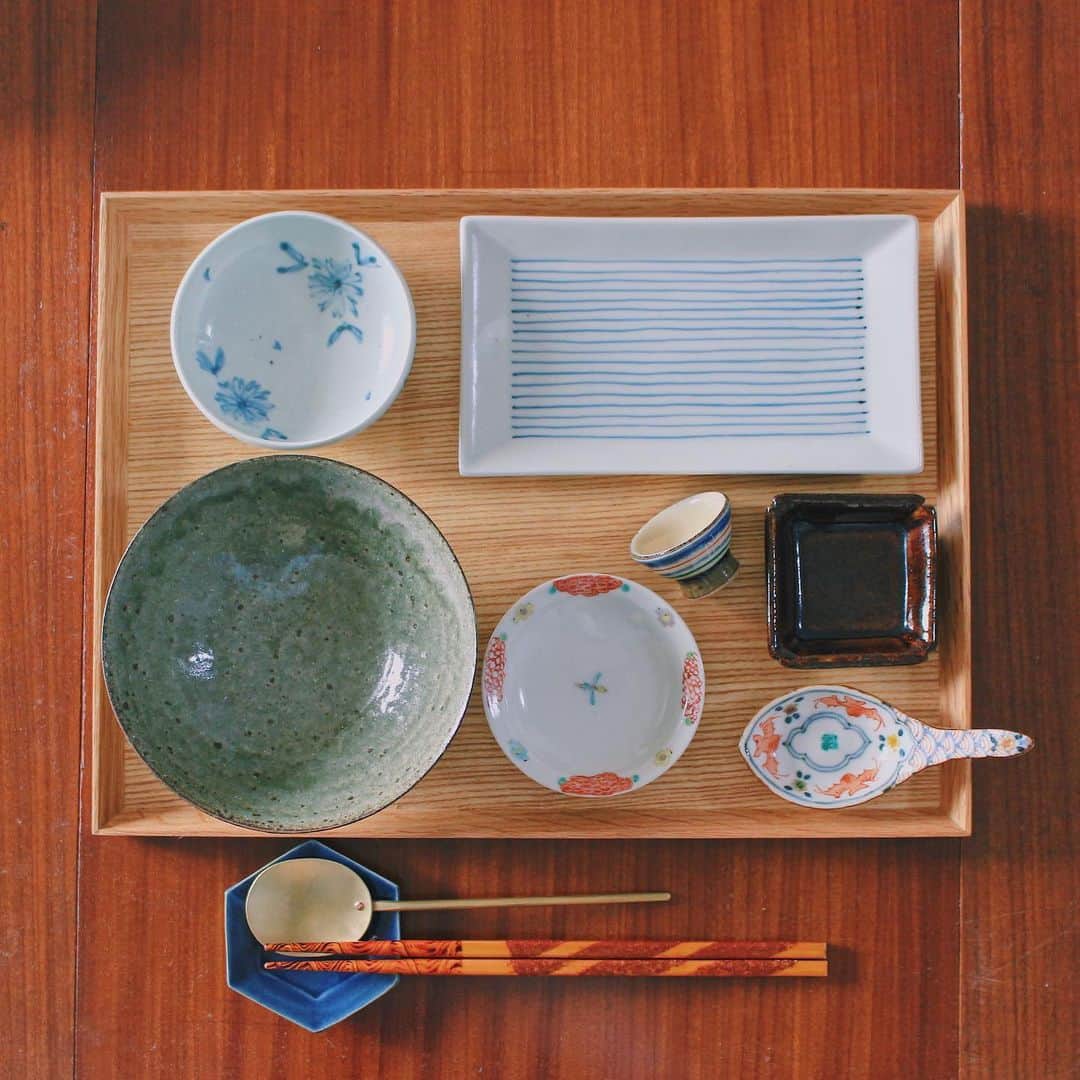 Kaori from Japanese Kitchenさんのインスタグラム写真 - (Kaori from Japanese KitchenInstagram)「歯が痛い夫のためのお茶漬け膳。 ・ こんばんは。 今日の朝昼ごはん。 先日、親知らずを抜いた夫は 歯が痛いらしく顎が開けづらいみたいなので さらっと食べられるお茶漬けにしました。 ストーリーズで募集したお茶漬けのお供の案、 フォロワーさんが教えてくれたおかげで 賑やかなお茶漬け膳になりました。 ありがとうございました。 どれも美味しそうな案ばかりで しばらくはお茶漬け率が高くなりそうです。 次は鯛茶漬けかなー。 糠漬けも作ってみたいな。 ネットで見つけたレシピで作った海苔の佃煮、 かなり美味しくできました。 湿気た海苔が救済できてよかった笑 ・ 今回フォロワーさんが教えてくれた蒸し茄子 適当に作った割には美味しくできたので 作っている様子を撮ってみました。 (スワイプして3枚目からです) 参考になれば幸いです。 ごちそうさまでした。 ・ 【おしながき】 白米と海苔の佃煮 オリーブオイル漬けのはちみつ梅 にこまる玄米 白ごまと刻み大葉 ごま油と醤油をかけた蒸し茄子 焼き鮭 だし巻き卵 ＊今日は薬膳走り書きお休みします＊ ・ ・ ・ ・ 2020.07.12 Sun Hi from Tokyo! Today’s brunch:Baked rice w/ simmered nori on top, grilled salmon, rolled egg, steamed eggplants, pickled plum w/ olive oil, brown rice flakes, white sesame, shredded shiso leaves. ・ ・ ・ ・ ・ #japanesefood #breakfast #朝ごはん #おうちごはん #早餐 #薬膳 #うつわ #自炊 #佐藤もも子 #松浦コータロー #清岡幸道 #お茶漬け」7月12日 21時01分 - coco_kontasu