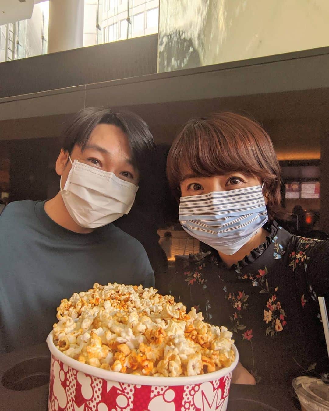 のインスタグラム：「お誕生日デート🥳 特別価格1100円✨でジブリ映画を観られる😍ので映画館へ❤まさか、風の谷のナウシカを映画館で観られる時がやってくるとは🌈大きなスクリーンで観られるのはイイですね✨ マスクはプレゼントでいただいた @thekeijiny のマスク😷✨肌触りが気持ちいい〜🥰  お誕生日を迎えられることは当たり前のことではない。奇跡。今ある命に感謝し、日常を大切にしていこうと思います。いつもinstagramに来て下さり、ありがとうございます❤  #tohoシネマズ六本木ヒルズ #ポップコーンは持参したスプーンで食べました😊」